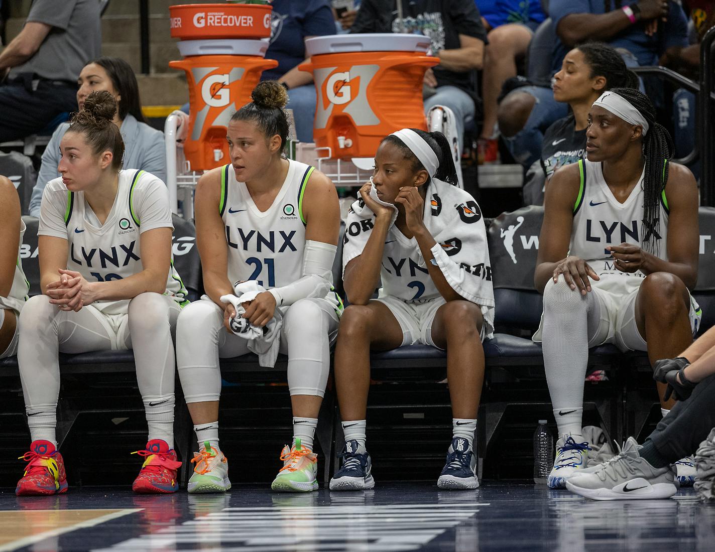 The Minnesota Lynx bench watches as they lose to the Seattle Storm during the end of the fourth quarter at Target Center in Minneapolis, Minn., on Friday, Aug. 12, 2022. ] Elizabeth Flores • liz.flores@startribune.com