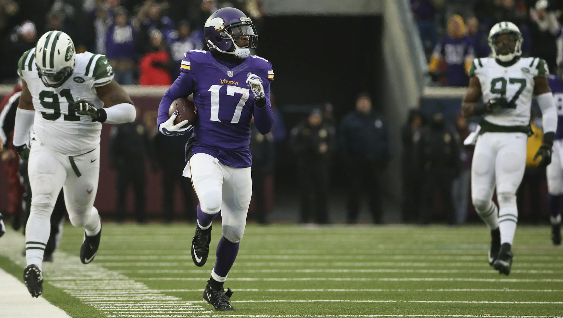 Vikings receiver Jarius Wright raced 87 yards for the game-winning touchdown catch Sunday.