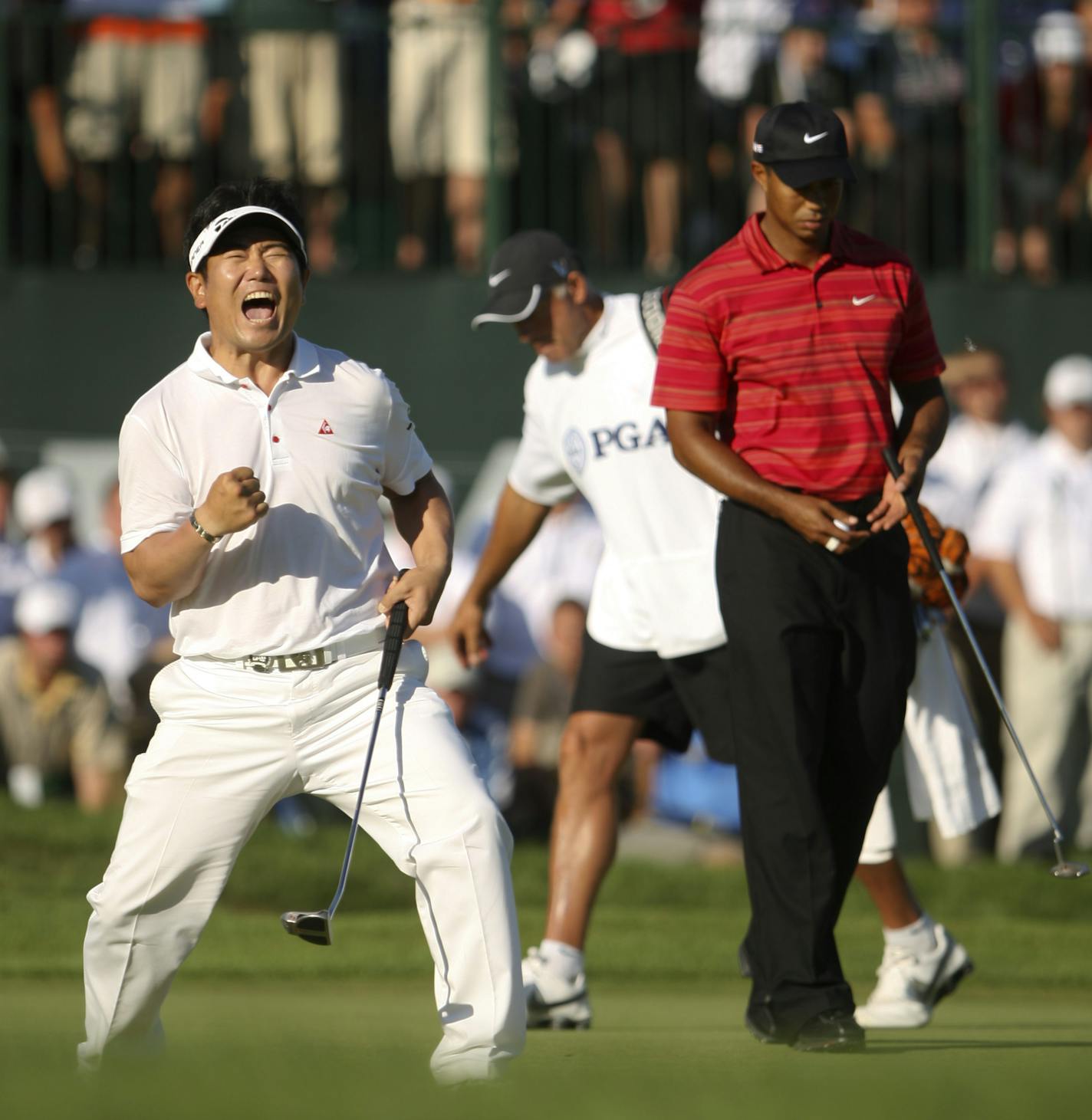 JEFF WHEELER &#x2022; jwheeler@startribune.com CHASKA- 8/16/09 - Y.E. Yang of South Korea won the 91st PGA Championship concluded Sunday at Hazeltine National Golf Club in Chaska. IN THIS PHOTO: ] Y.E. Yang celebrated his historic PGA win Sunday over Tiger Woods, right, on the 18th green Sunday afternoon.