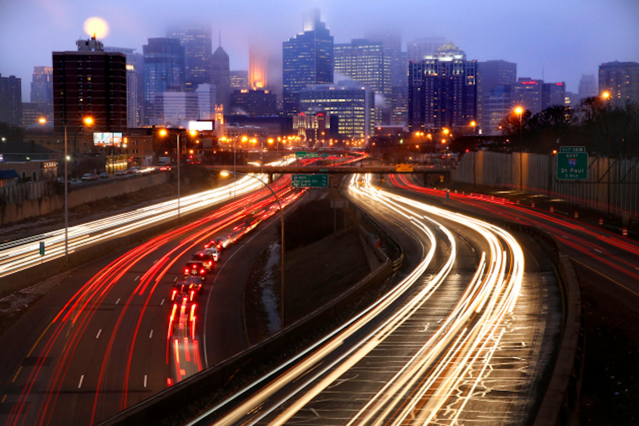 Traffic on I-35W flows northbound towards downtown Minneapolis on Thursday, December 11, 2014. ] LEILA NAVIDI leila.navidi@startribune.com /