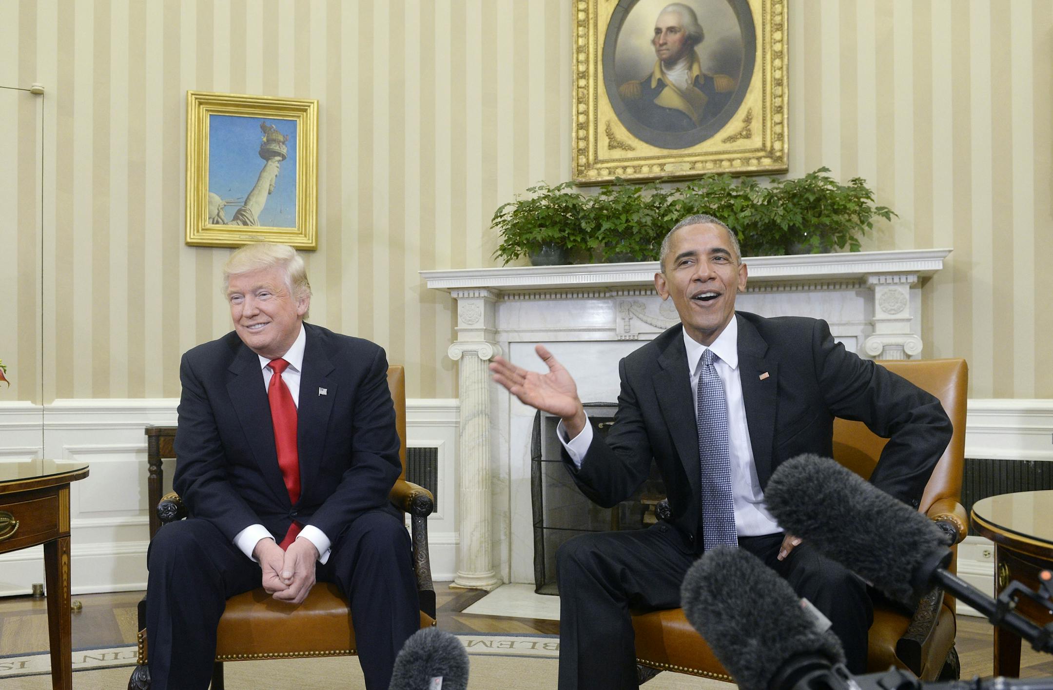 U.S. President Barack Obama meets with President-elect Donald Trump on Thursday, Nov. 10, 2016 in the Oval Office of the White House in Washington, D.C. in their first public step toward a transition of power.