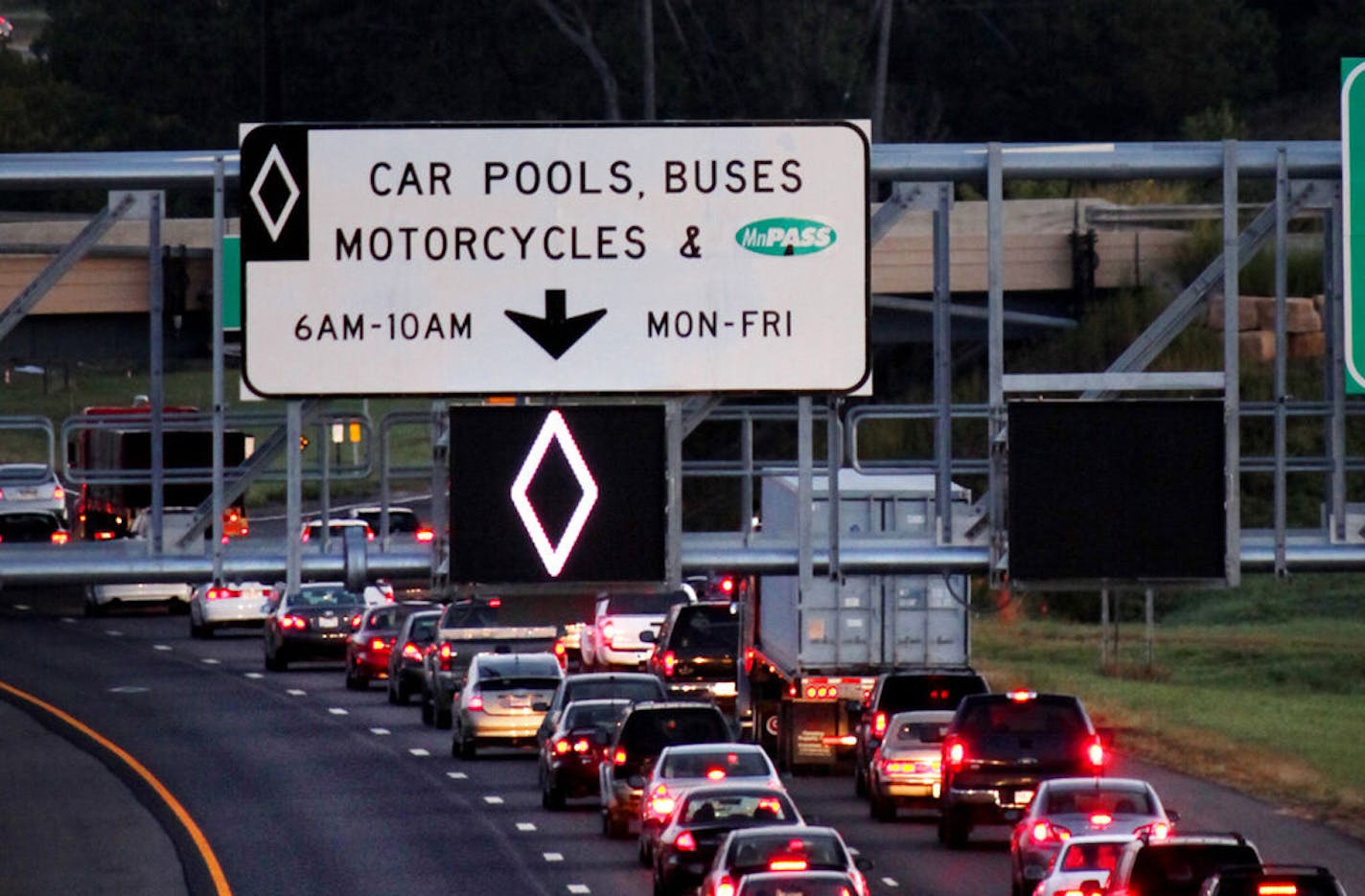 BRIAN PETERSON ¥ brianp@startribune.com Burnsville, MN 9/29/2009 ] The new MnPass lanes on Interstate 35W south of I-494 and a new shoulder lane heading into downtown Minneapolis opened at 6 a.m. Wednesday. This view of the northbound lane prior to the Minnesota RIver crossing near Highway 13 in Burnsville. ORG XMIT: MIN2013030816292040