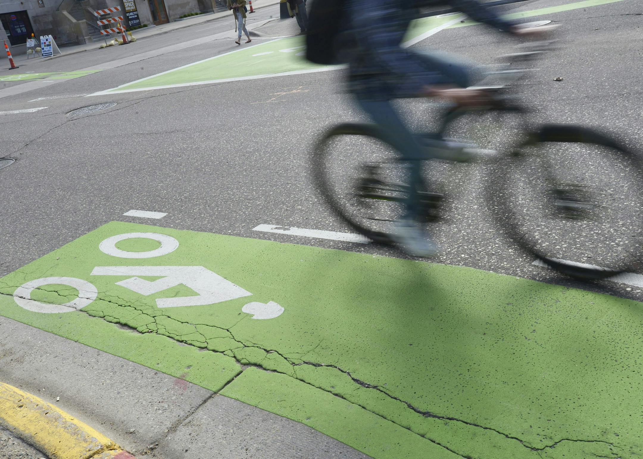 Bikers ride along the designated bike paths on 15th Avenue and University Avenue SE. ] (AMANDA SNYDER/ Special to the Star Tribune) ORG XMIT: MIN1405051108145424