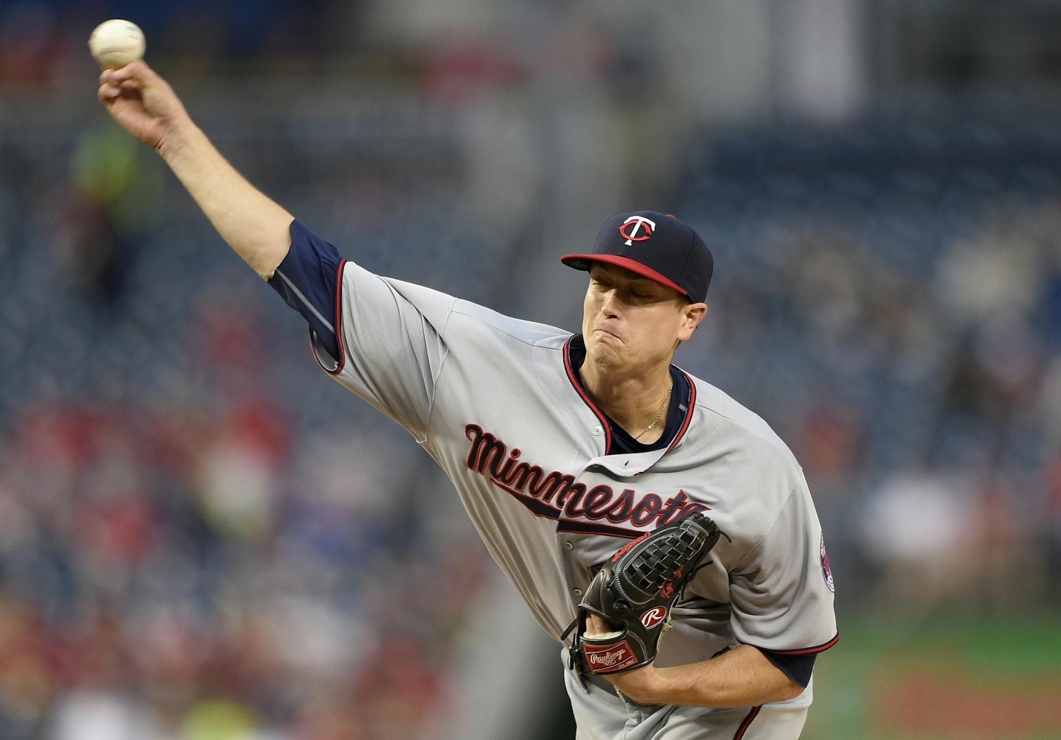Minnesota Twins starting pitcher Kyle Gibson delivers a pitch against the Washington Nationals during the first inning of a baseball game Friday, April 22, 2016, in Washington. (AP Photo/Nick Wass)