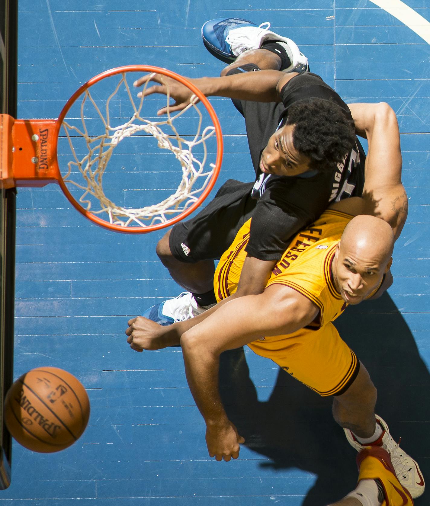 Cleveland Cavaliers forward Richard Jefferson (24) boxed Minnesota Timberwolves guard Andrew Wiggins (22) away from a defensive rebound in the second half Friday. ] (AARON LAVINSKY/STAR TRIBUNE) aaron.lavinsky@startribune.com The Minnesota Timberwolves played the Cleveland Cavaliers on Friday, Jan. 8, 2016 at Target Center in Minneapolis, Minn.