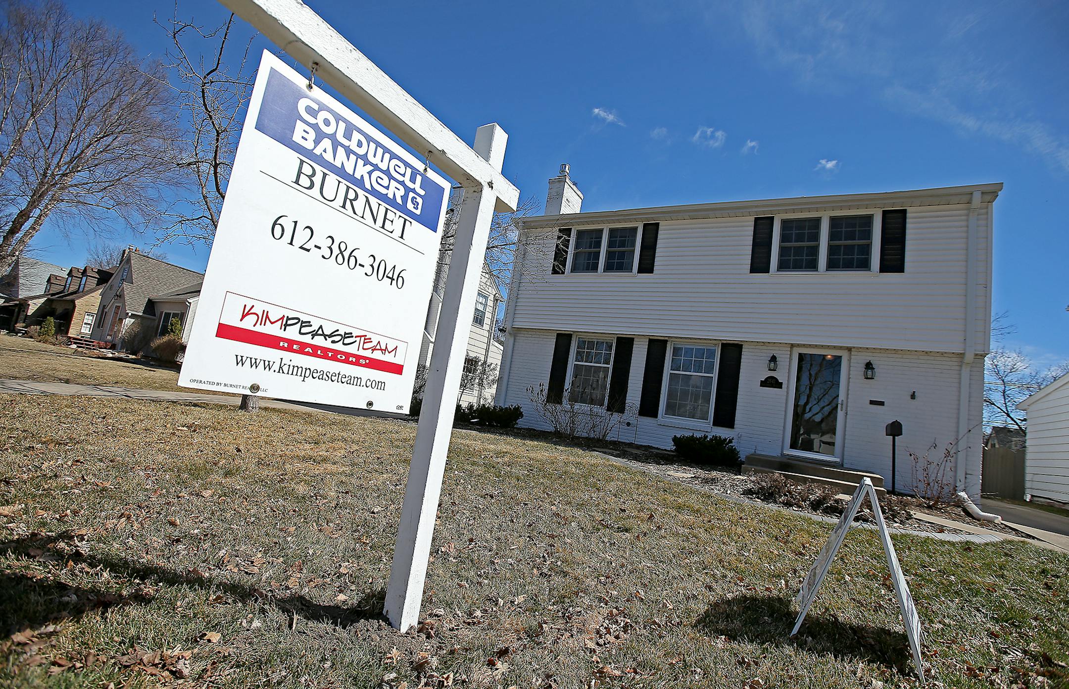 Kim Pease, a sales agent with Coldwell Banker Burnet, center, hosted an open house for other agents and their clients, Tuesday, March 31, 2015 in St. Louis Park, MN. ] (ELIZABETH FLORES/STAR TRIBUNE) ELIZABETH FLORES • eflores@startribune.com