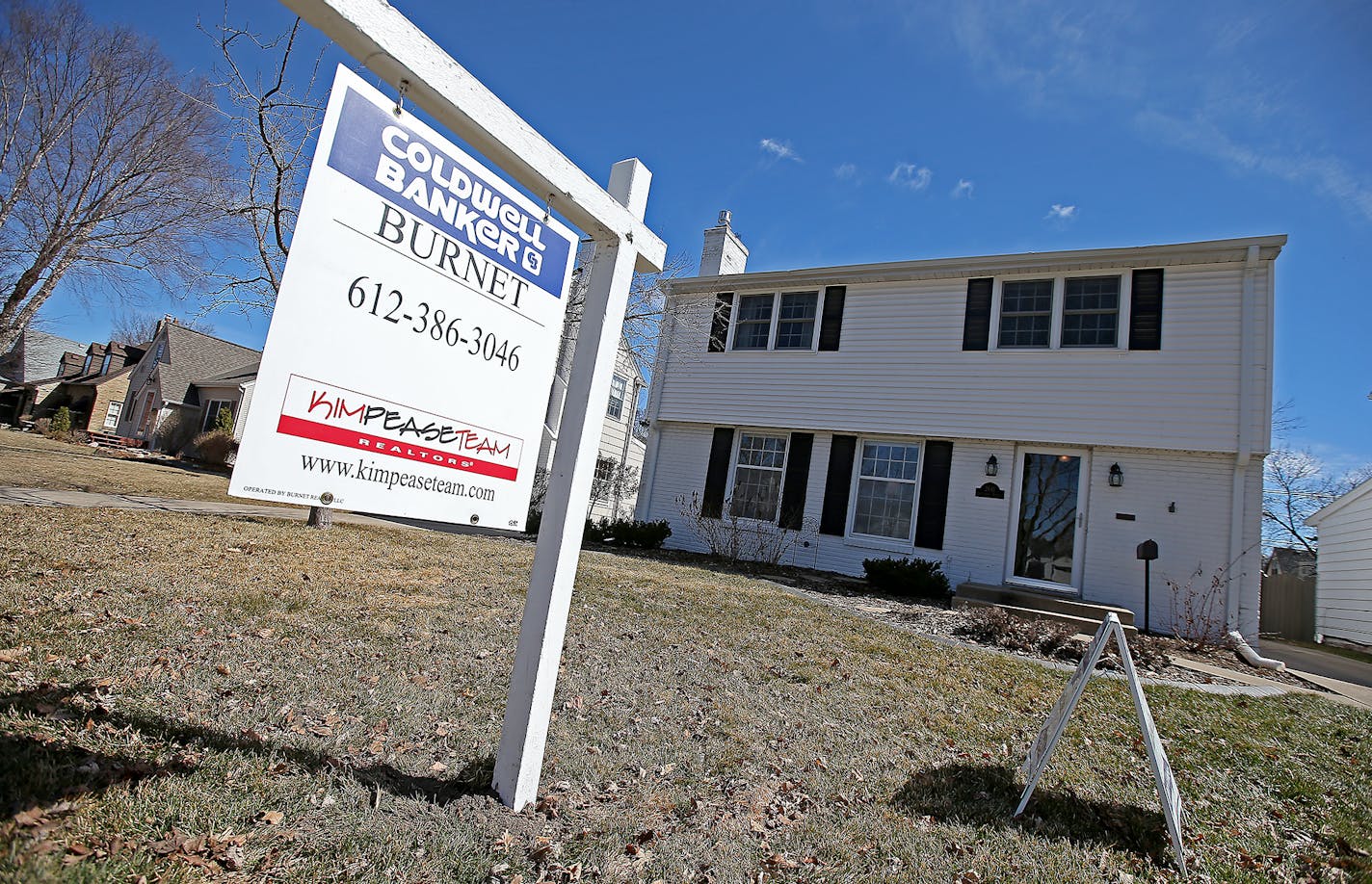 Kim Pease, a sales agent with Coldwell Banker Burnet, center, hosted an open house for other agents and their clients, Tuesday, March 31, 2015 in St. Louis Park, MN. ] (ELIZABETH FLORES/STAR TRIBUNE) ELIZABETH FLORES &#x2022; eflores@startribune.com