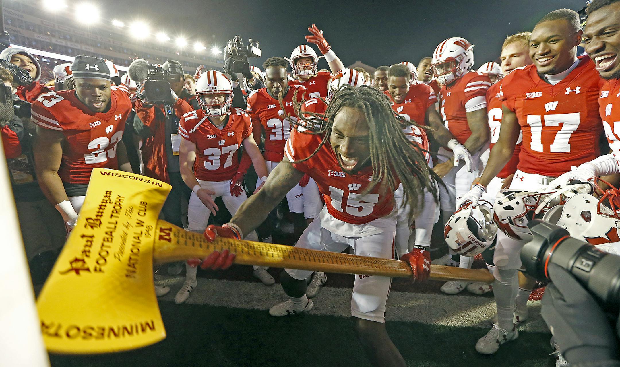 Wisconsin's wide receiver Robert Wheelwright took the Paul Bunyan's Axe to the goal post after Wisconsin defeated Minnesota 31-17 at Camp Randall Stadium, Saturday, November 26, 2016 in Madison, Wis. ] (ELIZABETH FLORES/STAR TRIBUNE) ELIZABETH FLORES • eflores@startribune.com