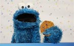ARCHIV�- Kr�melmonster Cookie h�lt am 07.01.2013 in Hamburg bei einem NDR-Pressetermin zu "40 Jahre Sesamstra�e" einen Keks. Abwarten und Keks