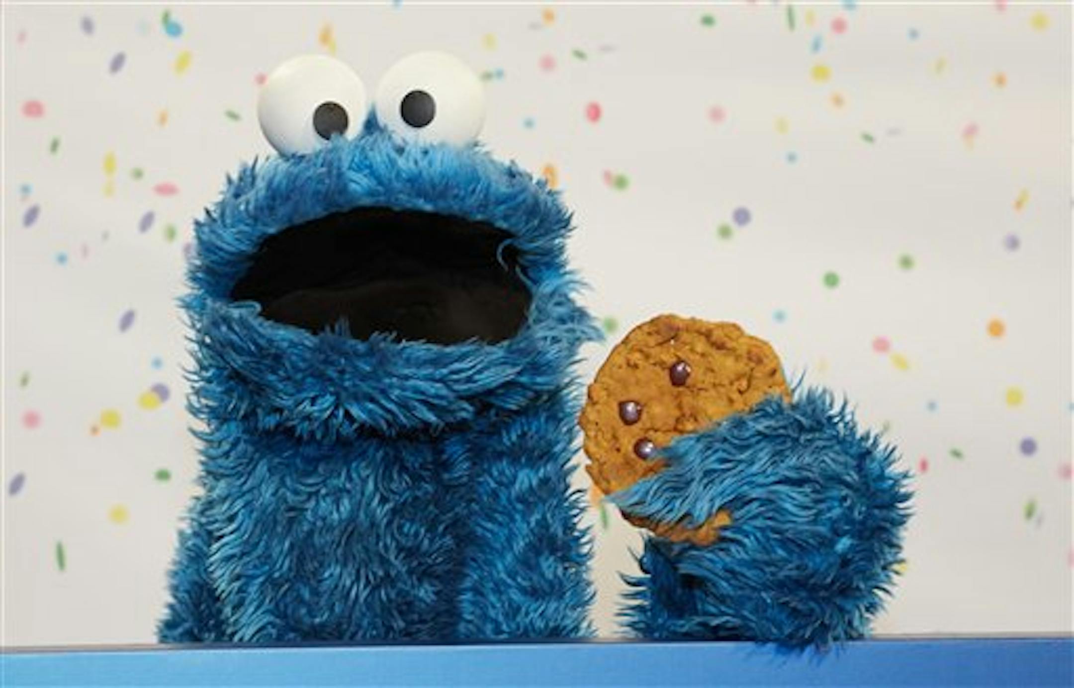 ARCHIV�- Kr�melmonster Cookie h�lt am 07.01.2013 in Hamburg bei einem NDR-Pressetermin zu "40 Jahre Sesamstra�e" einen Keks. Abwarten und Kekse essen: Was anderes kann der Geb�ckhersteller Bahlsen derzeit wohl nicht tun - au�er einem Bekennerschreiben gibt es bislang keine Spur vom Dieb eines 20 Kilo schweren vergoldeten Kekses. Beim amerikanischen Twitter-Acount der �Sesamstra�e� stellte das �Cookie�Monster� bereits am�Dienstag klar: �Me no steal the golden cookie. But me willing to help find r