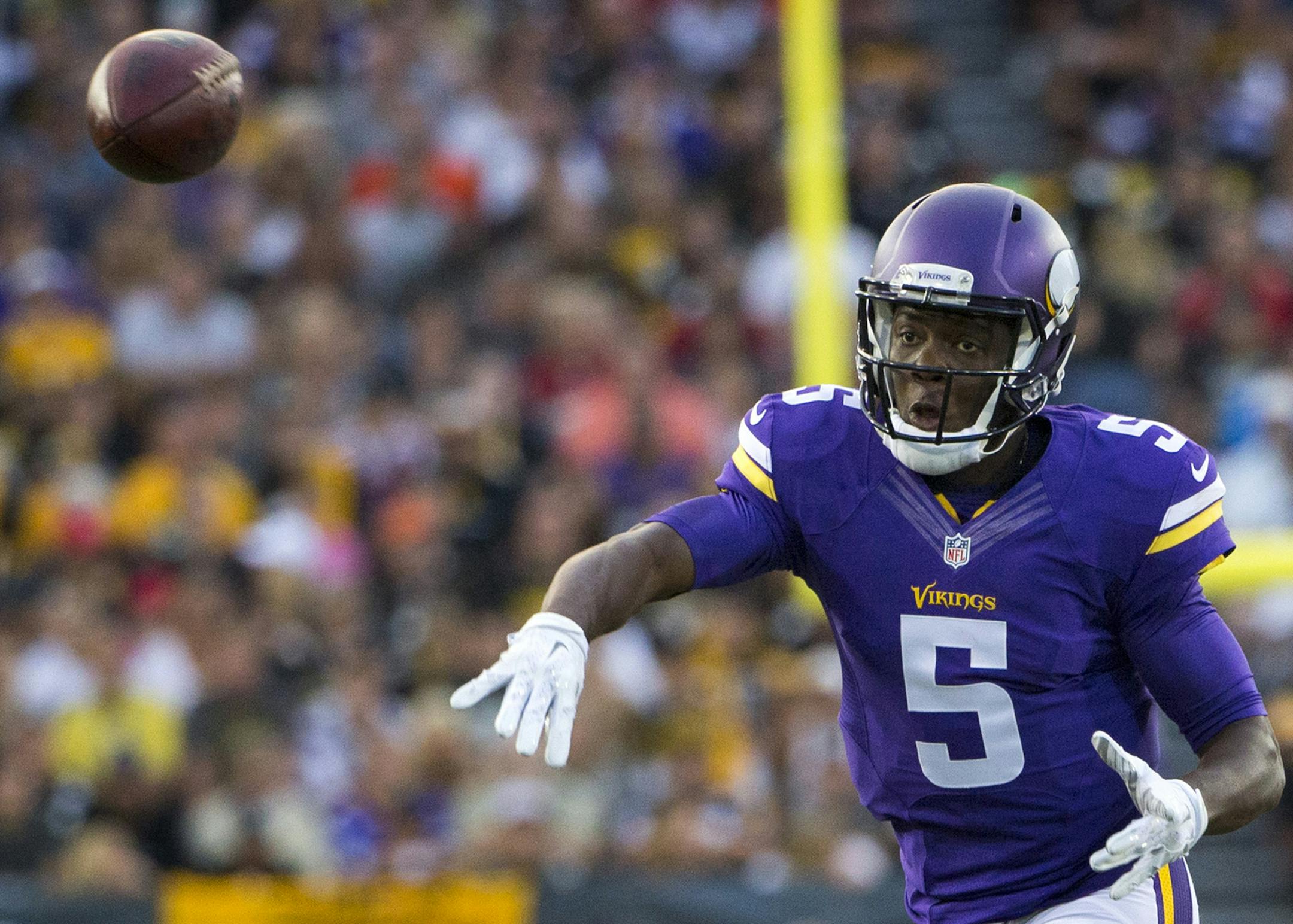 Minnesota Vikings quarterback Teddy Bridgewater scrambles and throws a complete pass during the first quarter of the 2015 NFL Hall of Fame Game on Sunday, Aug. 9, 2015, at Tom Benson Hall of Fame Stadium in Canton, Ohio. (Brian Peterson/Minneapolis Star Tribune/TNS) ORG XMIT: 1172055