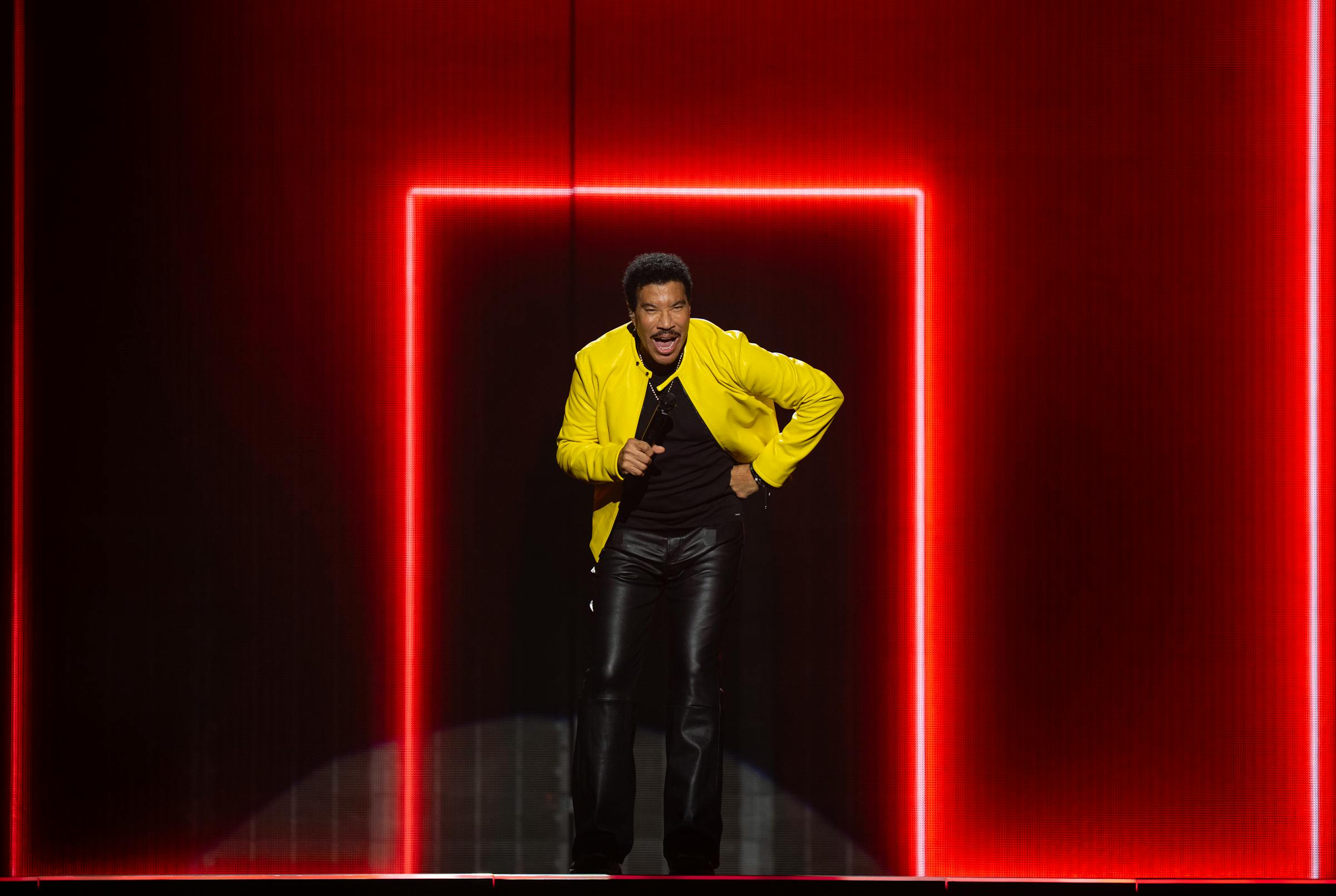 Lionel Richie takes ill, cuts his St. Paul concert short