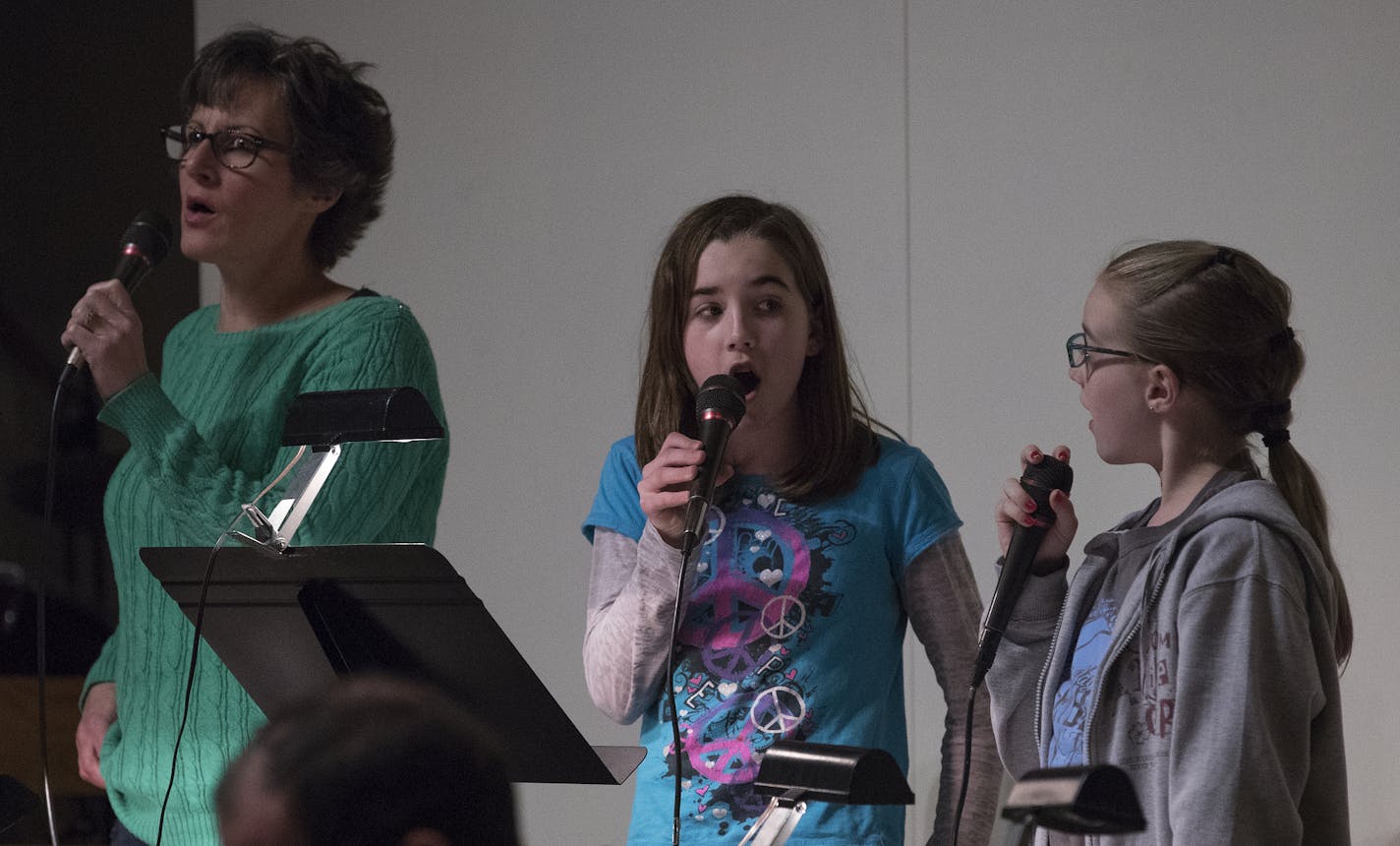 The choir sang during at Transfiguration Lutheran Church in Bloomington during a Wednesday evening service. ] CARLOS GONZALEZ &#x2022; cgonzalez@startribune.com - April 19, 2017, Bloomington, MN, Transfiguration Lutheran Church,