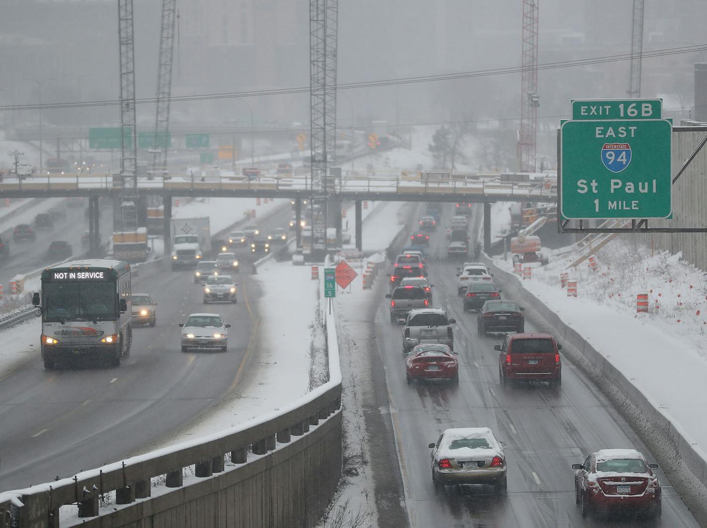 Snow this morning slowed traffic near the I-35 W and I-94 interchange, seen from the 24th Street foot bridge Tuesday, April 3, 2018 in Minneapolis, Minn. (David Joles/Minneapolis Star Tribune/TNS) ORG XMIT: 1227591