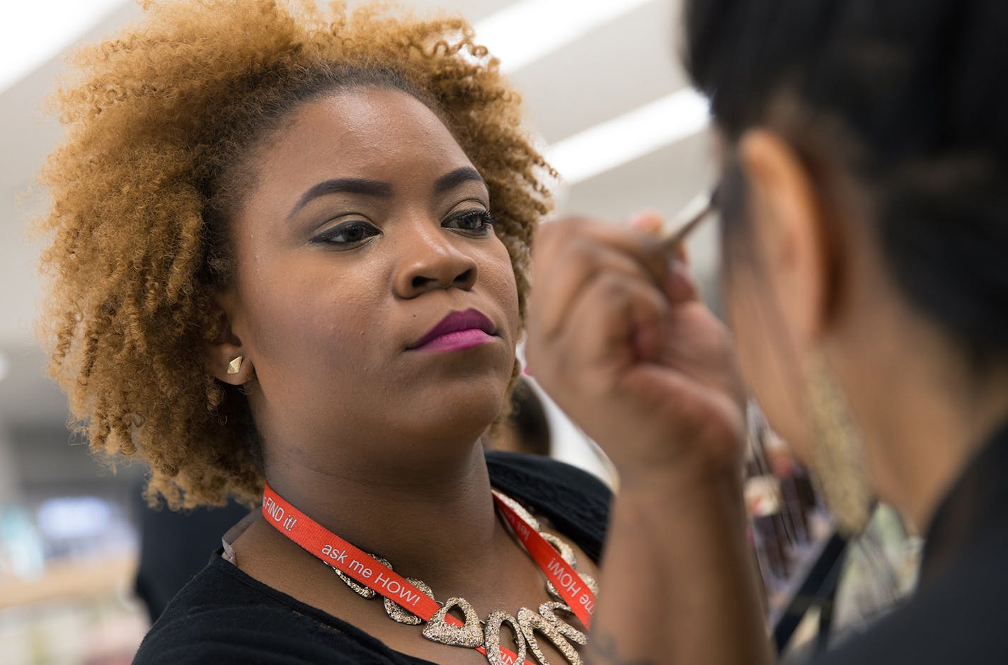 Fashion Fair employee Amelia Washington applies makeup at the Fashion Fair cosmetics counter at the Carson's store in the North Riverside Park Mall, Wednesday, July 16, 2014. (Alex Garcia/Chicago Tribune/TNS) ORG XMIT: 1547491