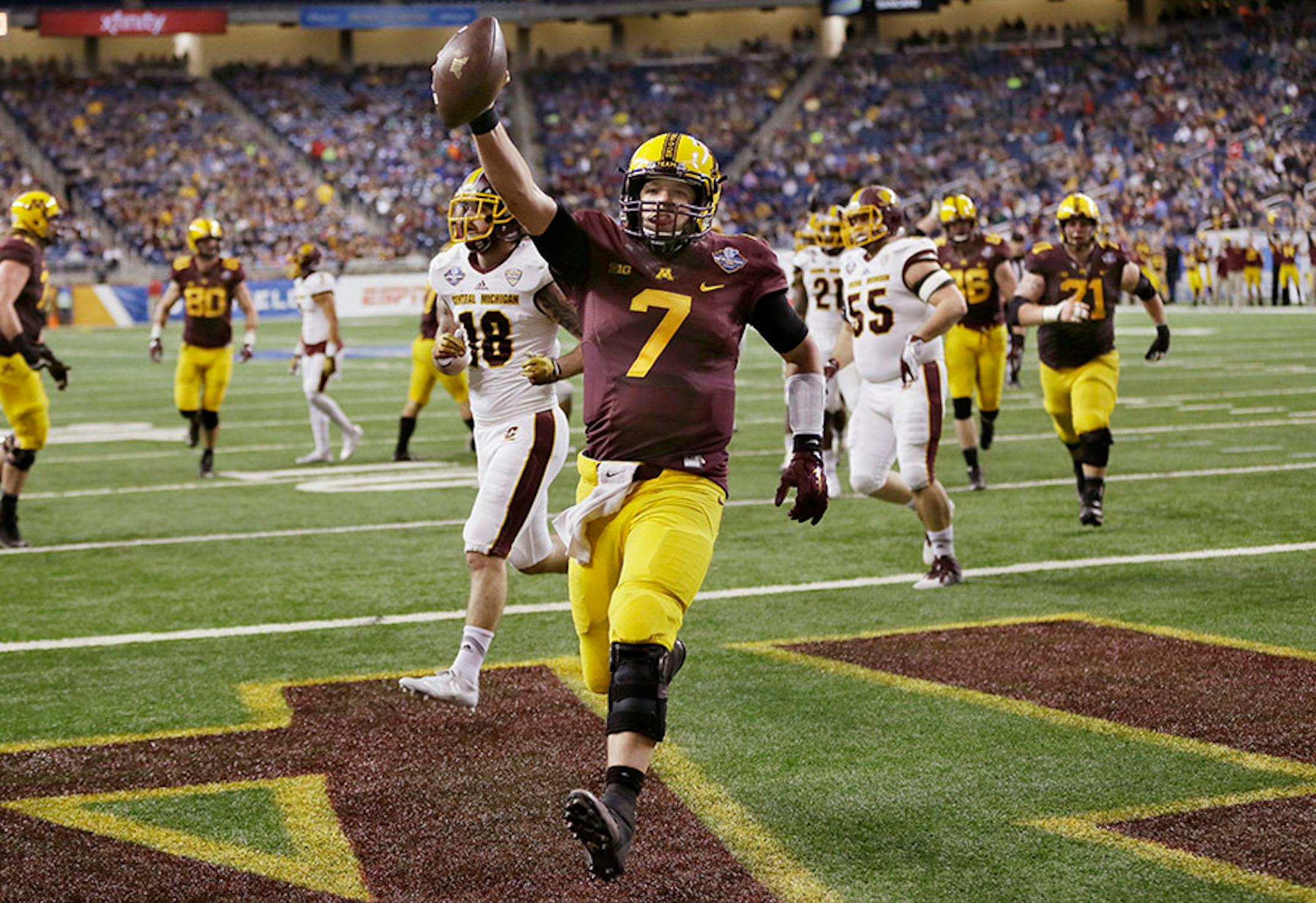 Minnesota quarterback Mitch Leidner o