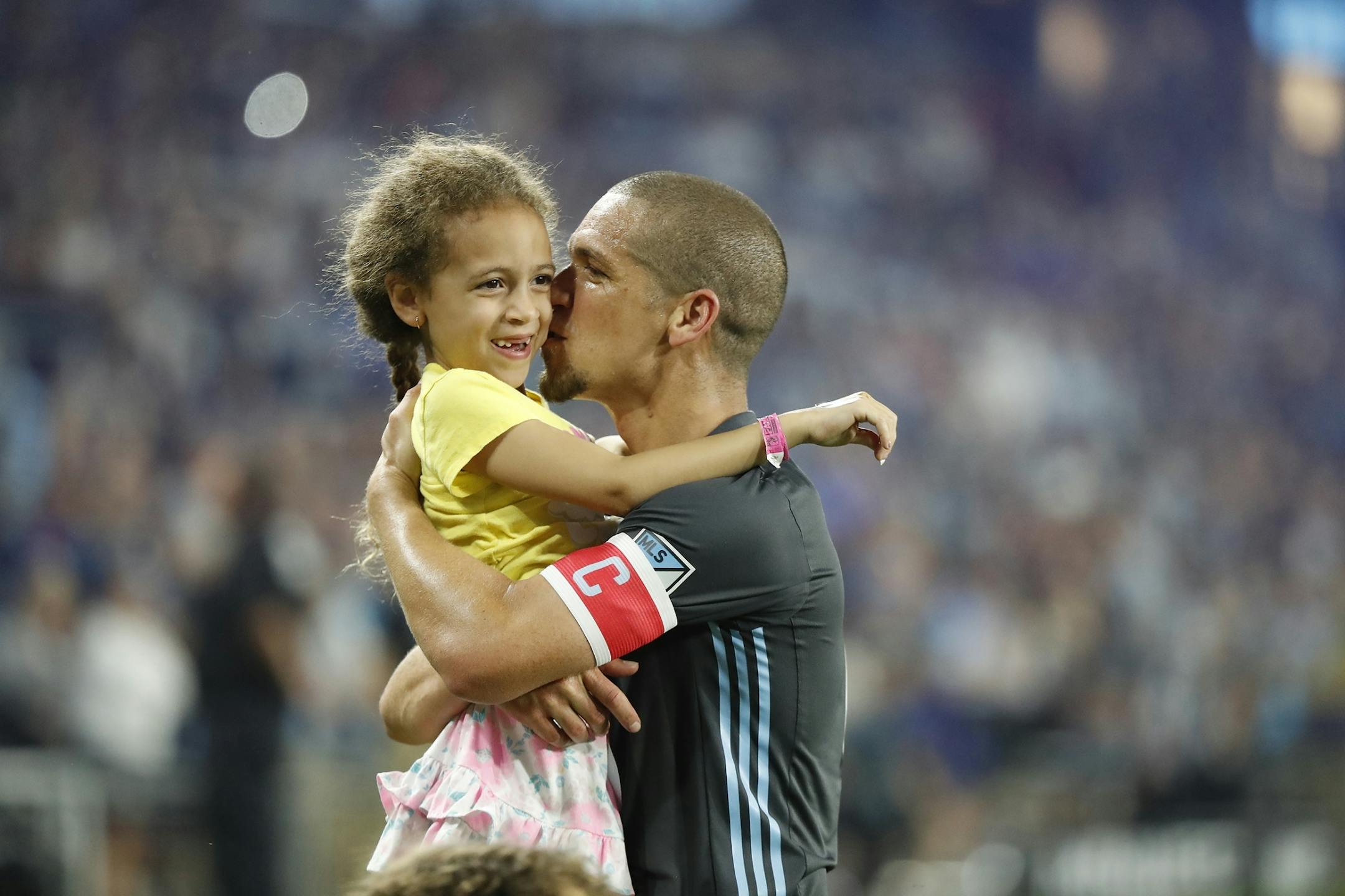 Minnesota United midfielder Osvaldo Alonso (6) gets a hug and kiss from his daughter Carolina, 4, after their win.