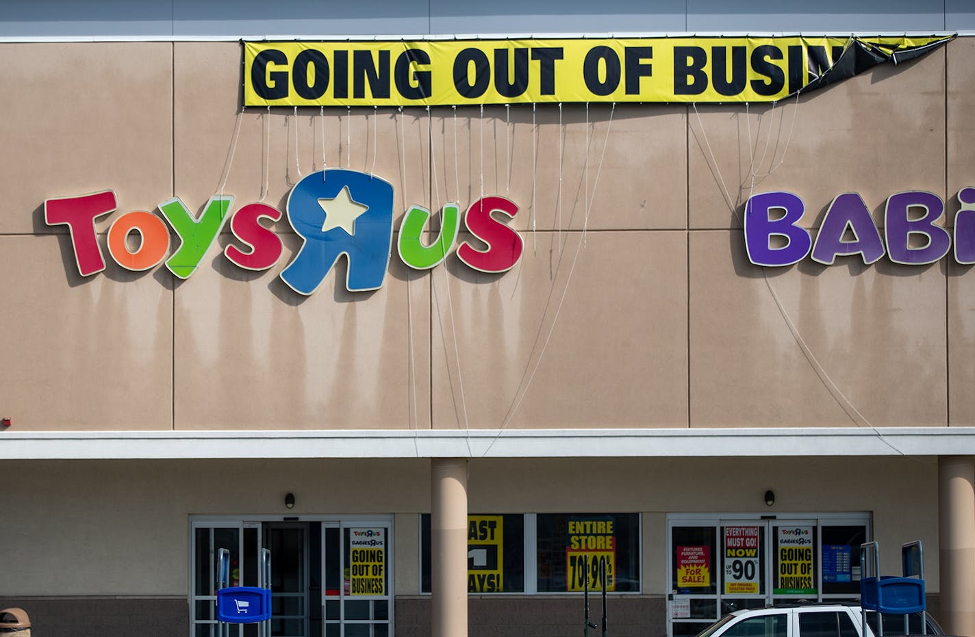 -- PHOTO MOVED IN ADVANCE AND NOT FOR USE - ONLINE OR IN PRINT - BEFORE JULY 1, 2018. -- Outside a closing Toys &#xeb;R&#xed; Us in Woodbridge, N.J., June 21, 2018. Even as the store was emptied, many longtime employees stayed to the very end, out of pride or necessity. (Emma Howells/The New York Times)