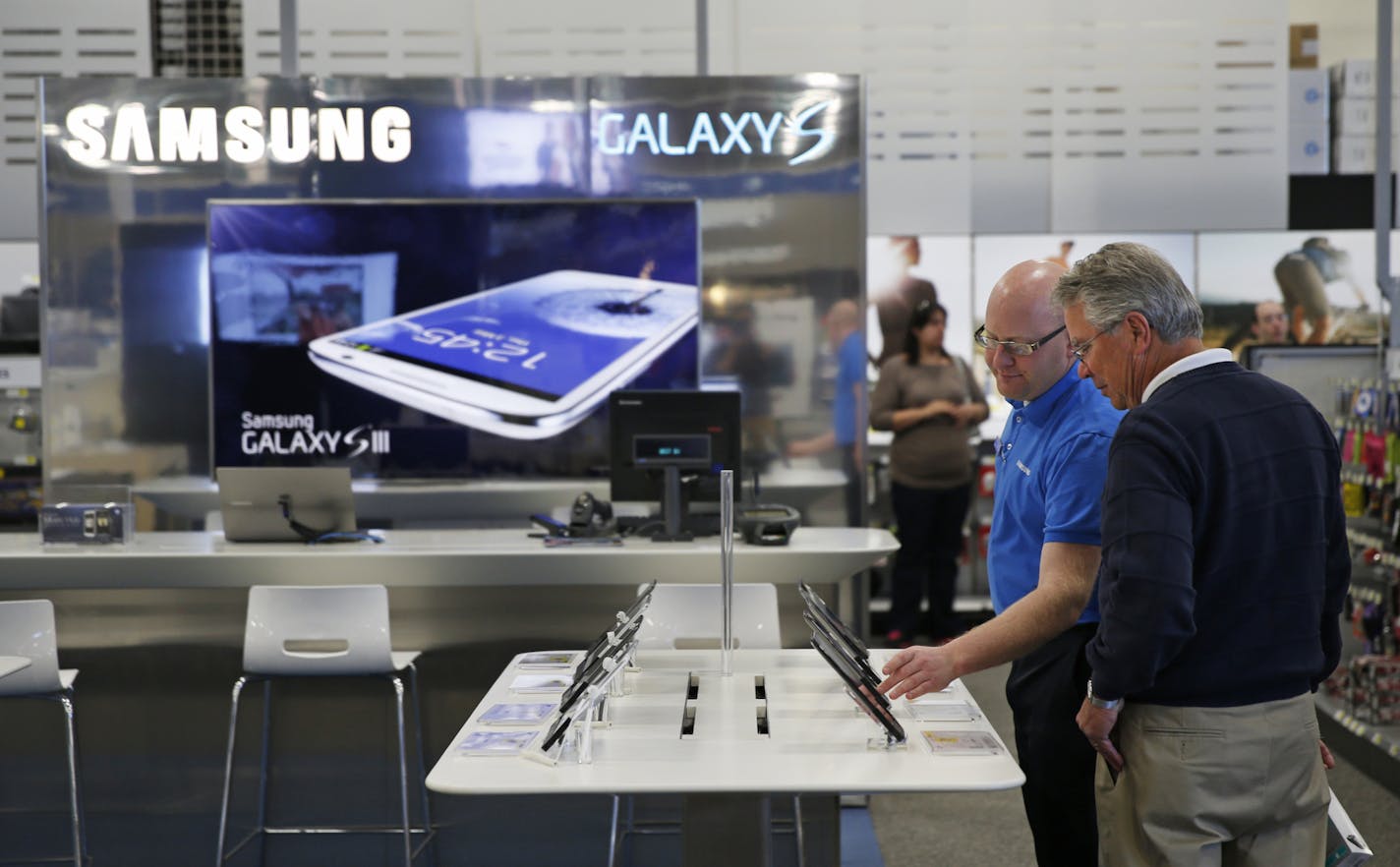 At the Best Buy store in Maple Grove, Samsung &#x201c;experience consultant&#x201d; Victor Fricano competes against the Apple hub right in the same store.