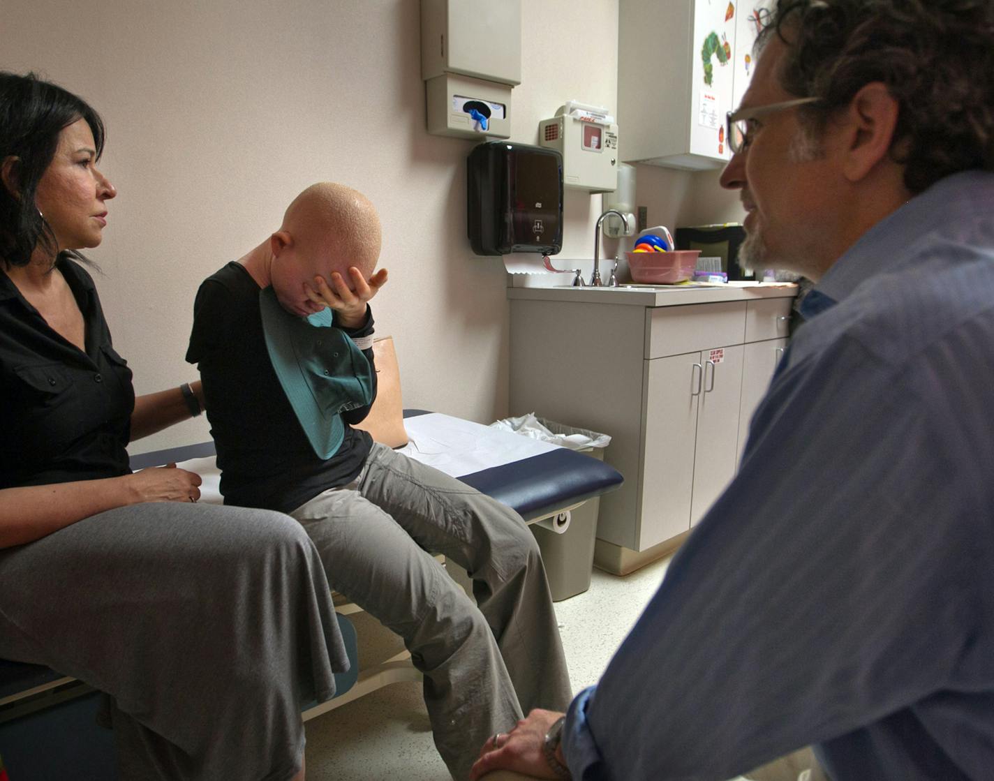 Kabula Nkalango, 18, talks with Dan Zlotolow, a specialist in hand and upper-extremity surgery, on June 17, 2015 at Shriners Hospital in Philadelphia, Pa. Nkalango lost her right arm to a machete attack in Tanzania because she suffers from albinism. At left is Elissa Montanti, founder and director of Global Medical Relief Fund. (Alejandro A. Alvarez/Philadelphia Inquirer/TNS)