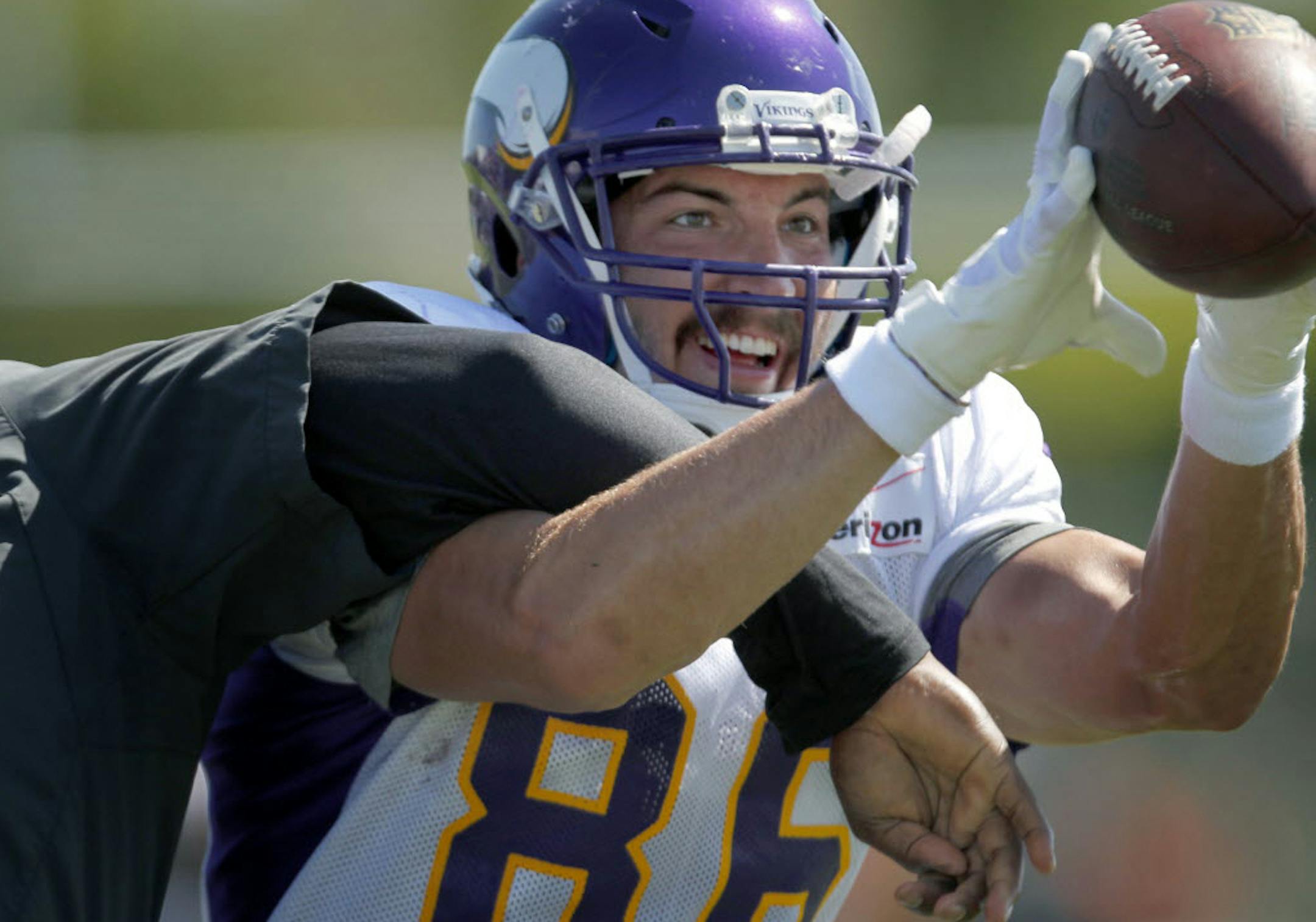 Tight end Mickey Shuler (86) caught a pass during drills at the Vikings afternoon practice on Tuesday.
