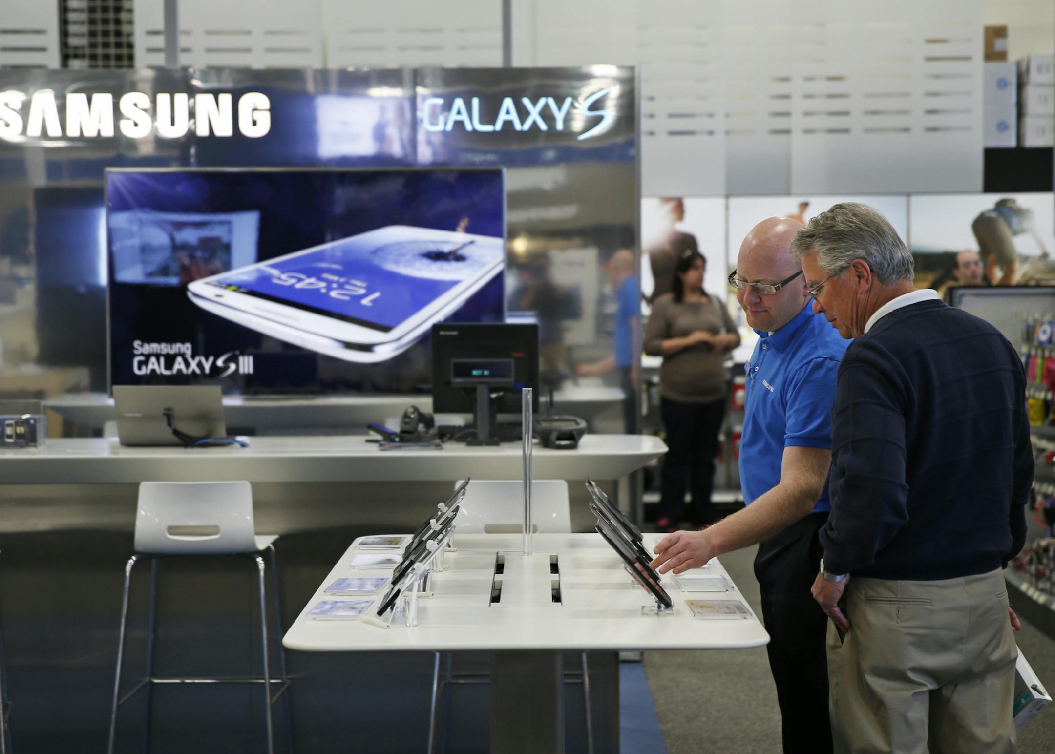 At the Best Buy store in Maple Grove, Samsung experience consultant Victor Fricano.]rtsong-taatarii@startribune.com At the Best Buy store in Maple Grove, Samsung experience consultant Victor Fricano will be competing the Apple hub right right door.]rtsong-taatarii@startribune.com ORG XMIT: MIN1304041718425495