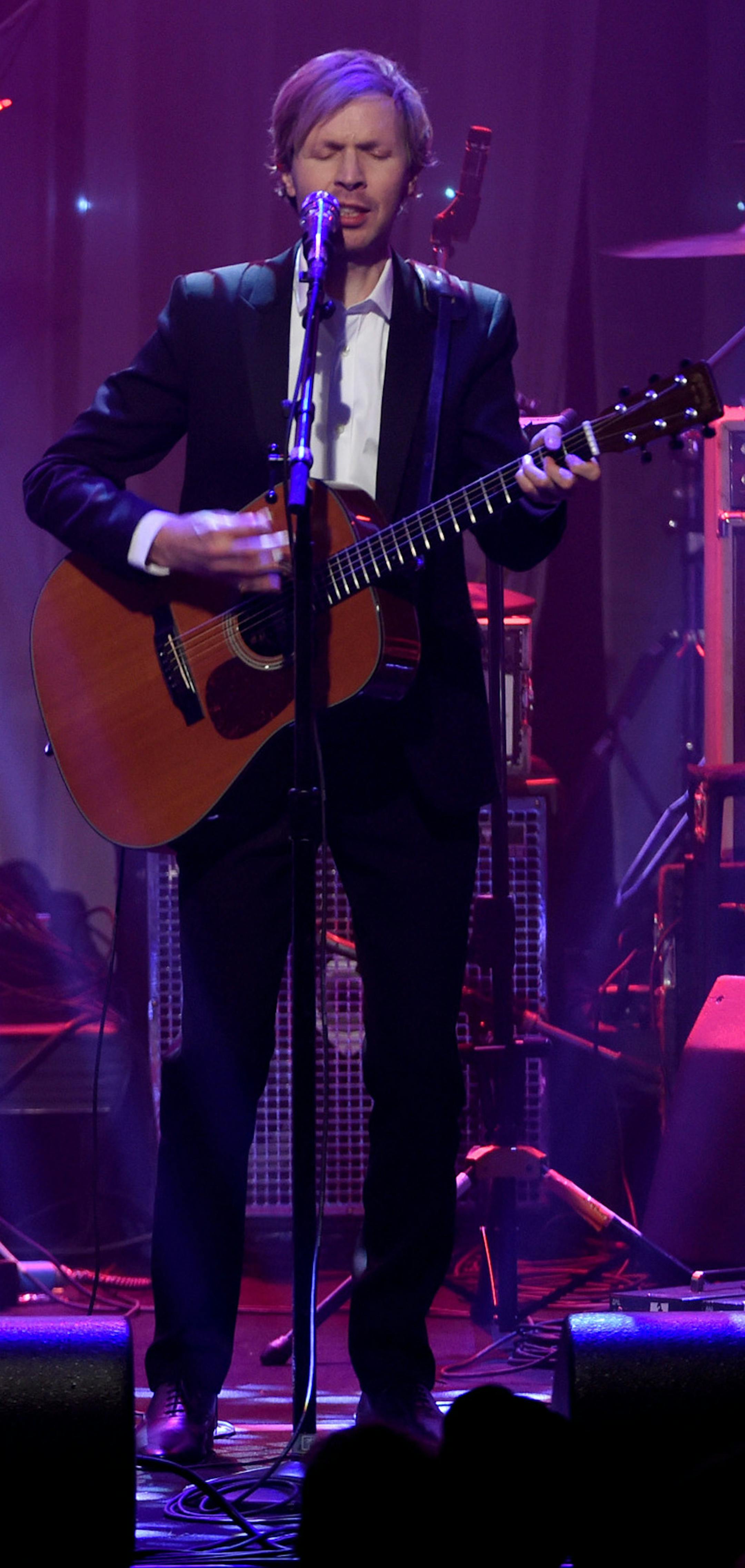 Dave Grohl, left, and Beck perform at the 2016 Clive Davis Pre-Grammy Gala at the Beverly Hilton Hotel on Sunday, Feb. 14, 2016, in Beverly Hills, Calif. (Photo by Chris Pizzello/Invision/AP)
