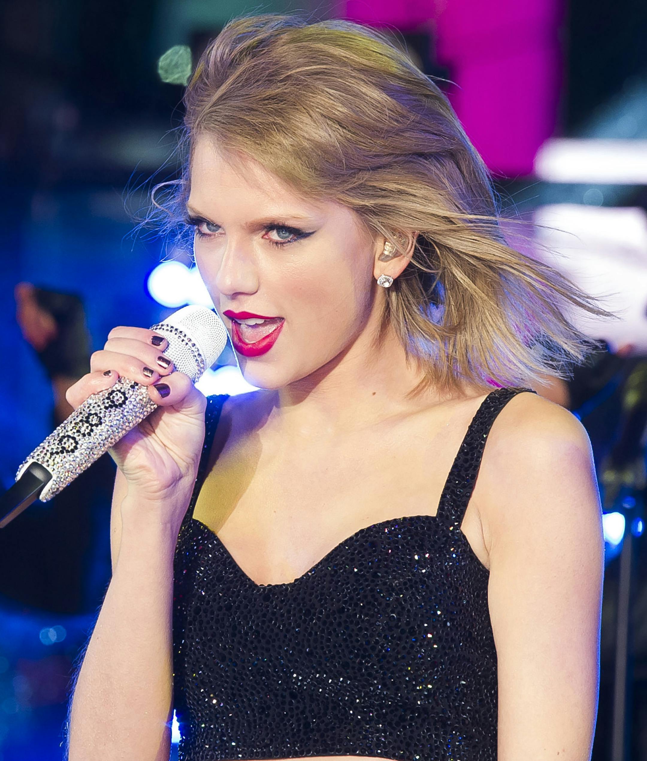 Taylor Swift performs in Times Square during New Year's Eve celebrations on Wednesday, Dec. 31, 2014 in New York. (Photo by Charles Sykes/Invision/AP)