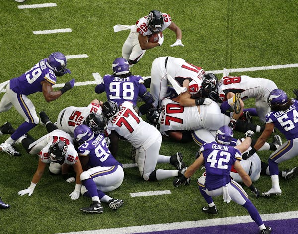 Atlanta Falcons running back Ito Smith (25) carries the ball during the second half of an NFL football game against the Minnesota Vikings, Sunday, Sep