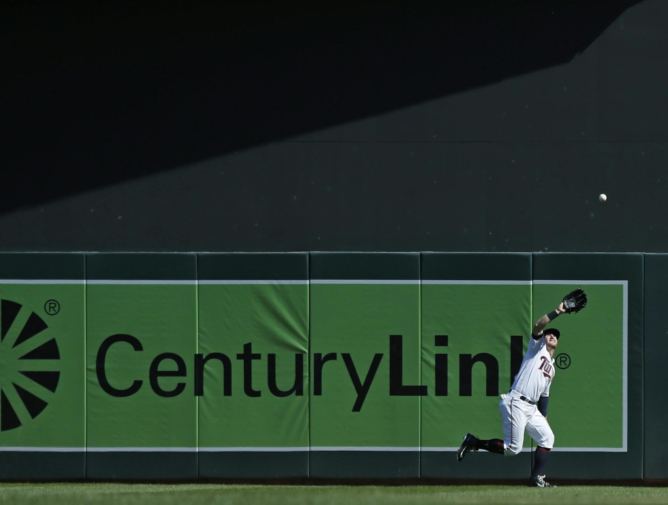 Alex Blandino(2) lines out to Robbie Grossman(36) in right field in the 9th inning.