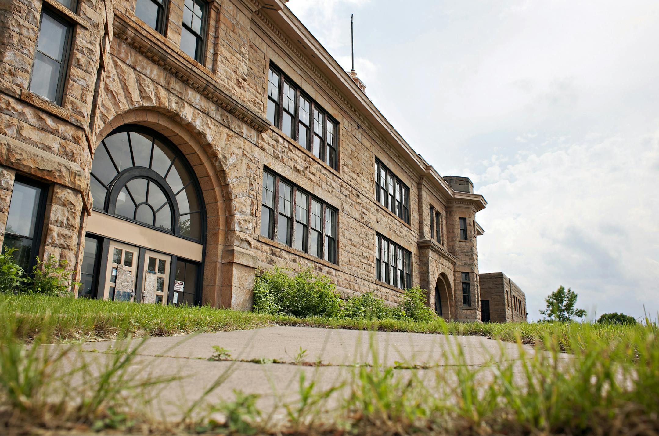 The Sandstone School in Sandstone, Minn., has been closed and boarded up for many years. (Ann Arbor Miller for MPR)