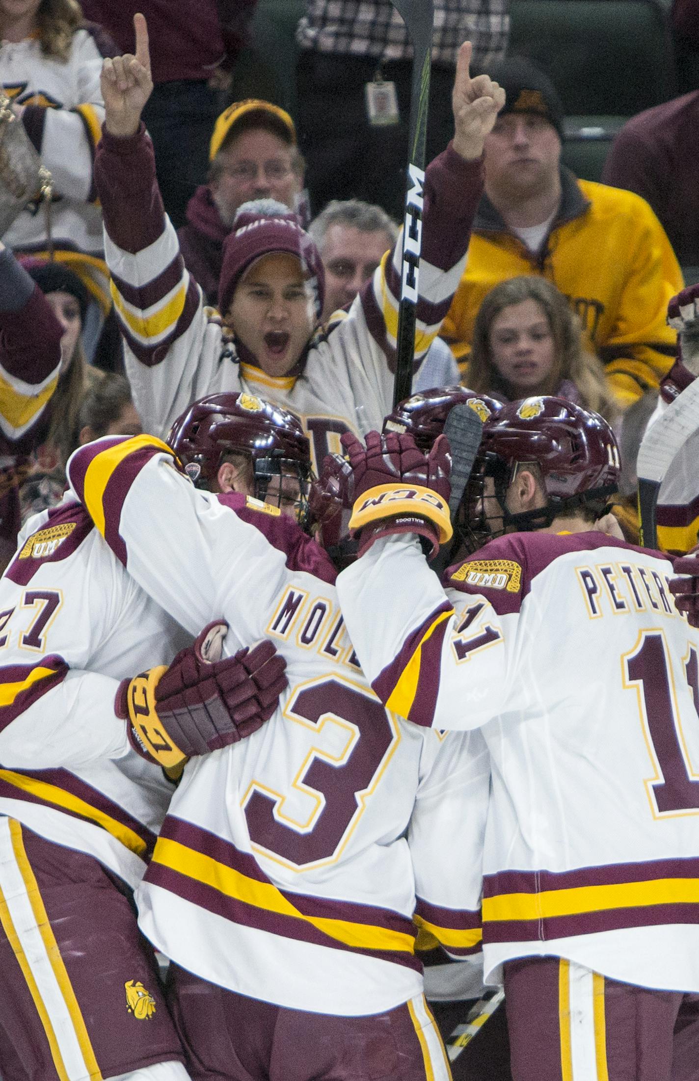 UMD Bulldogs wing Alex Iafallo (14) scores, the Bulldogs celebrate. [ Special to Star Tribune, photo by Matt Blewett, Matte B Photography, matt@mattebphoto.com, January 27, 2017, Minnesota Golden Gophers, University of Minnesota Duluth (UMD) Bulldogs, North Star College Cup, Xcel Energy Center, St. Paul, Minnesota, SAXO 20046998A UPUK012817