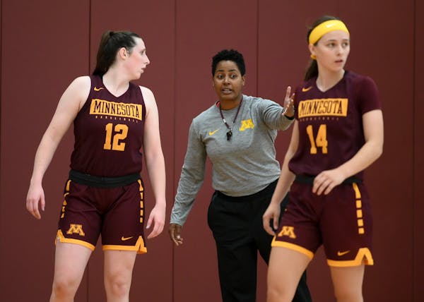 Danielle O’Banion (middle) helped coordinate the Gophers’ defensive strategy.