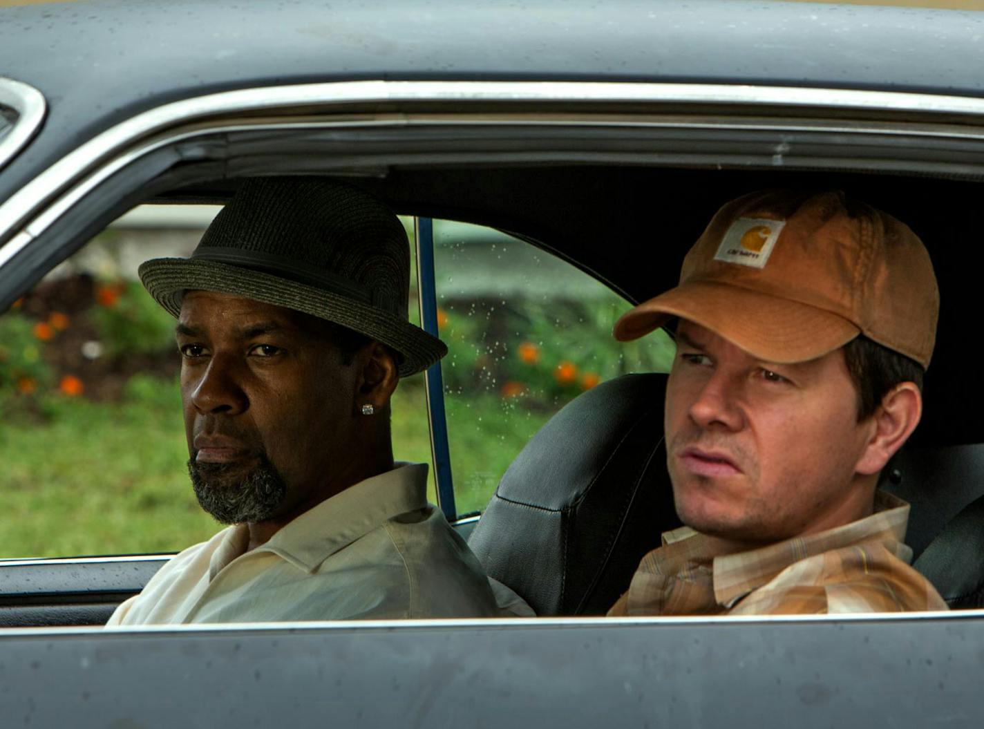 Denzel Washington and Mark Wahlberg in "2 Guns"