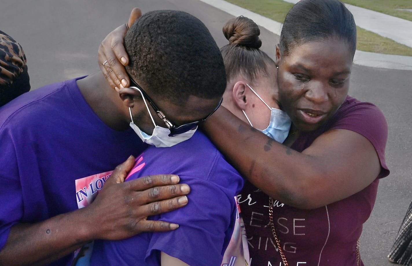 Ricky Franklin and his wife, Caylenn Franklin, center, are comforted by Anglea Jackson on Aug. 6 in West Memphis, Ark. The Franklins' 11-year-old daughter, Jordyn, died of covid. MUST CREDIT: Washington Post photo by Michael S. Williamson.