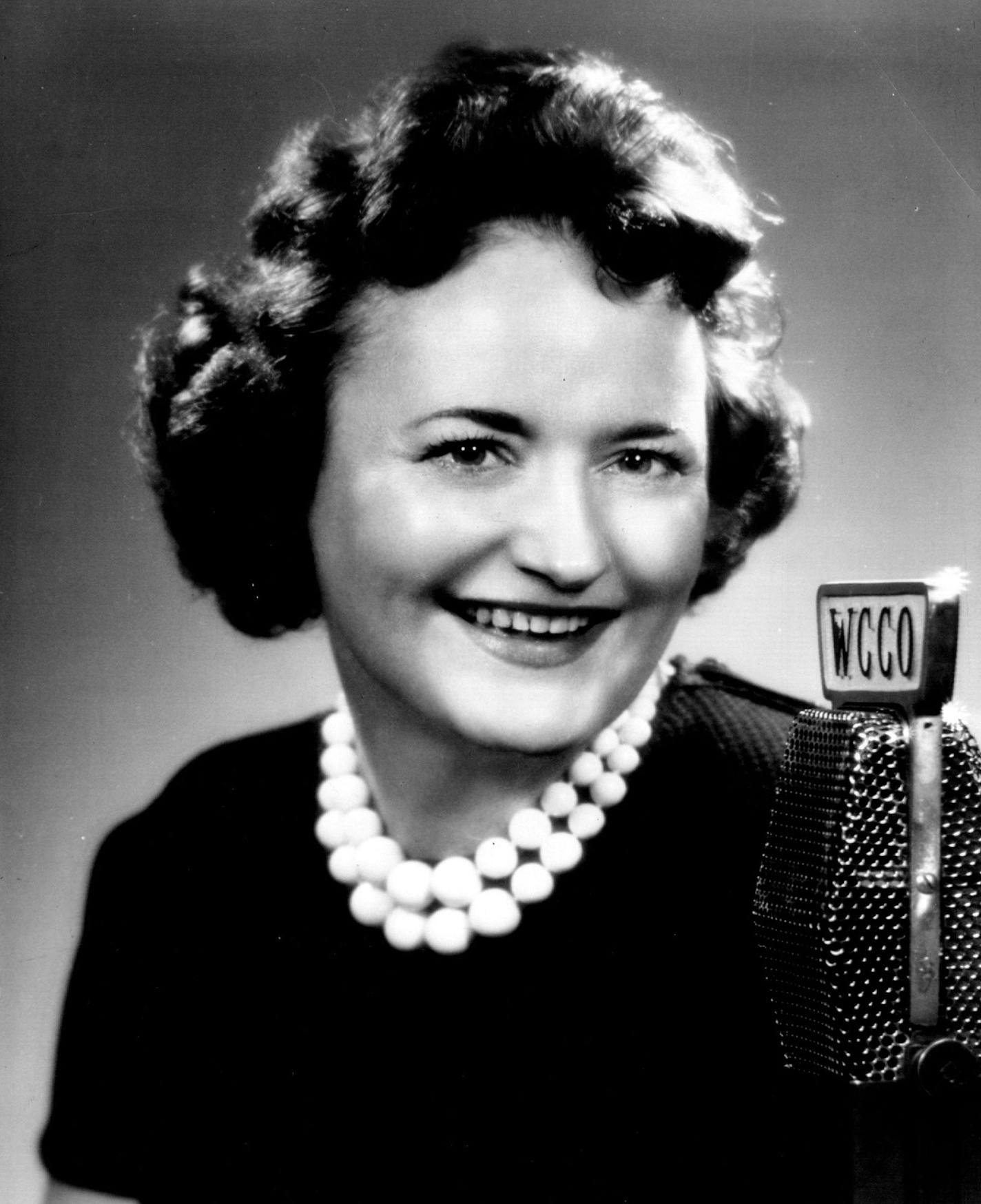 March 30, 1976 JOYCE LAMONT It might be an enthusiastic Howard Viken, a relaxed Jergen Nash or the unmistakably mid-western twang of Joyce Lamont. Maybe it is Steve Cannon and his off-beat menagerie or a slightly hip Steve Edstrom trying to give away a modest amount of the station's abundant wealth. January 26, 1965 January 27, 1965 April 29, 1971 June 27, 1989 WCCO Radio Photo