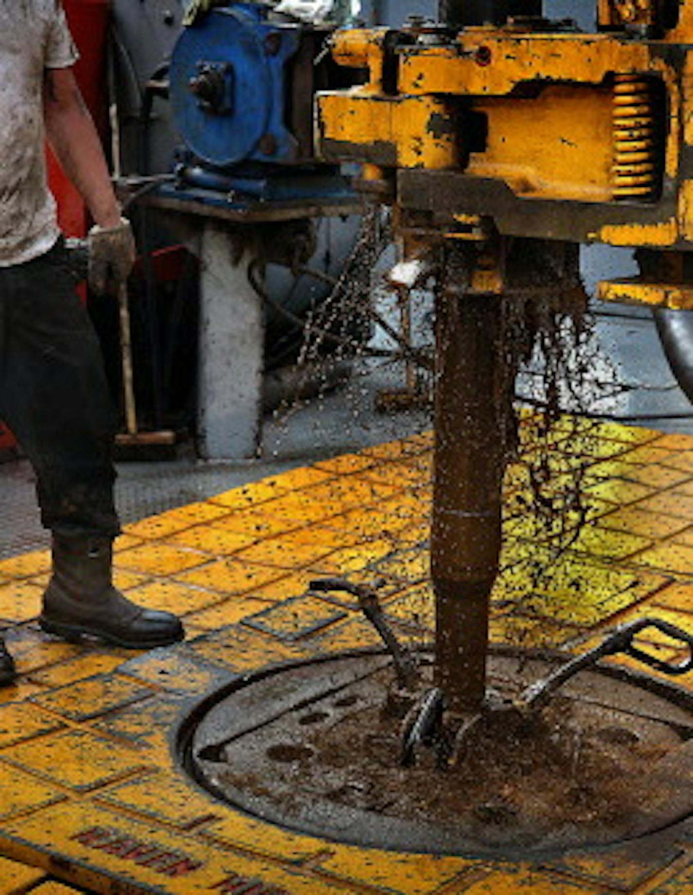 The drilling rig floor is slick with grease and oil.] (JIM GEHRZ/STAR TRIBUNE) / December 17, 2013, Watford City, ND &#x201a;&#xc4;&#xec; BACKGROUND INFORMATION- PHOTOS FOR USE IN FINAL PART OF NORTH DAKOTA OIL BOOM PROJECT: Men work around the clock at Raven Rig No. 1 near Watford City, one of nearly 200 towering oil rigs in the Bakken. Once the rigs drill holes, several miles deep and then several miles horizontally, hydraulic fracturing technology (&#x201a;&#xc4;&#xfa;fracking&#x201a;&#xc4;&#