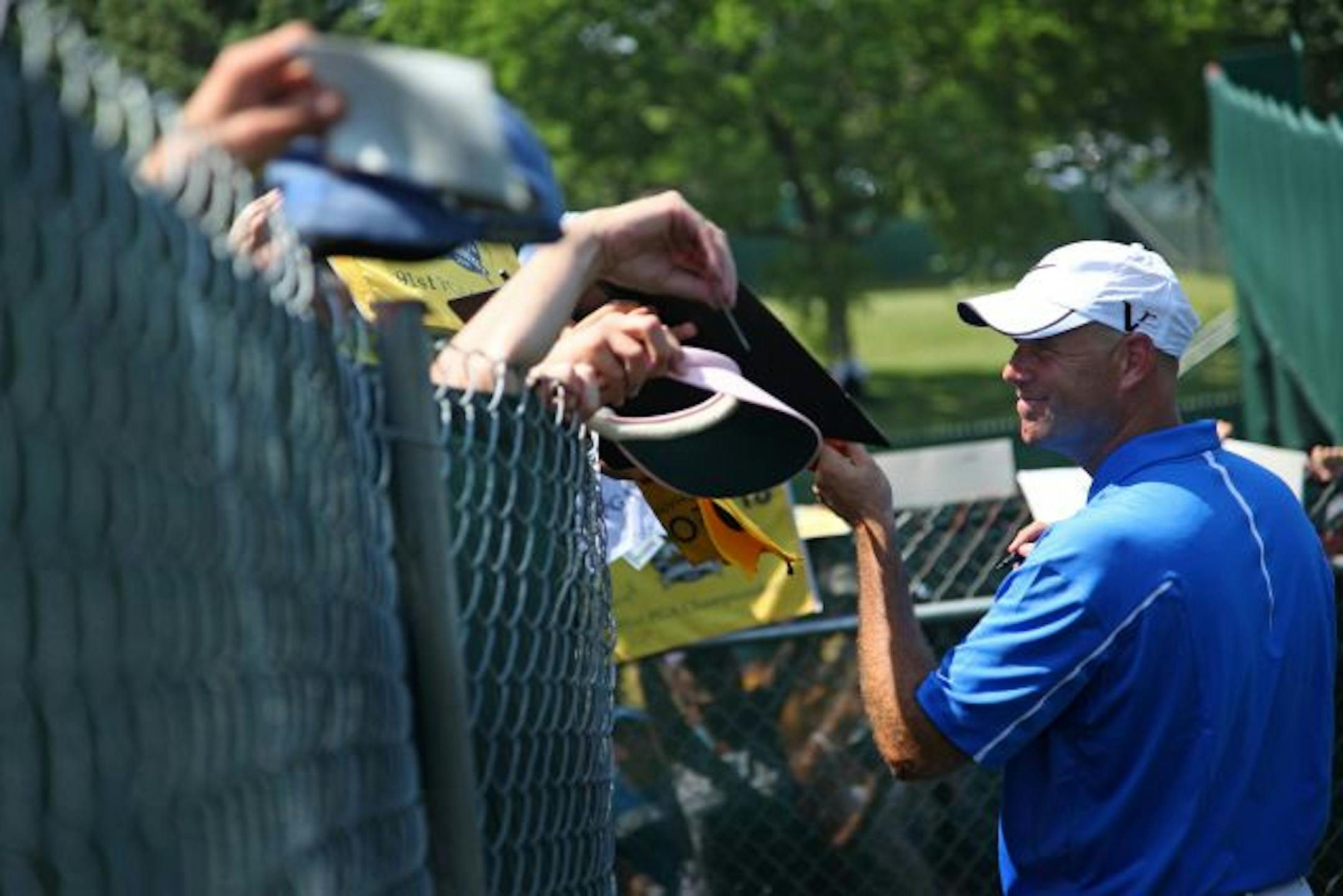 Reigning British Open champion Stewart Cink signed autographs Tuesday after practicing for this week's PGA Championship at Hazeltine National in Chaska.