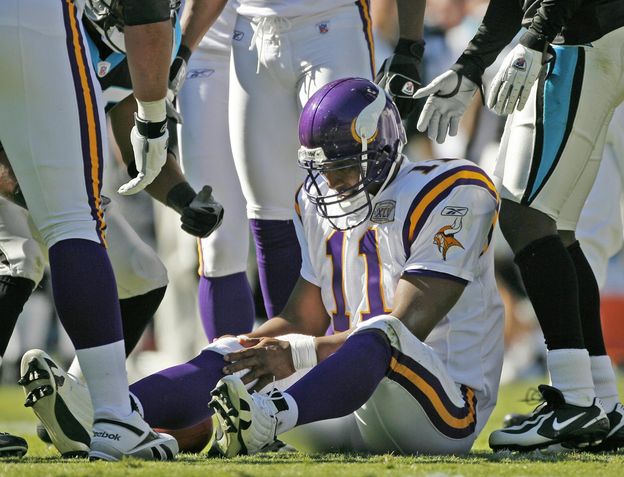JERRY HOLT Ô jgholt@startribune.com 10/30/2005 Bank of America Stadium Charlotte NC Minnesota Vikings at Carolina Panthers------- #97109---File photo of Vikings QB Daunte Culpepper holding his right knee after he was tackled by CarolinaÌs cornerback Chris Gamble at the end of the 1st quarter during Sunday game against Carolina. Culpepper left the game with an injured knee on the play, and did not return.