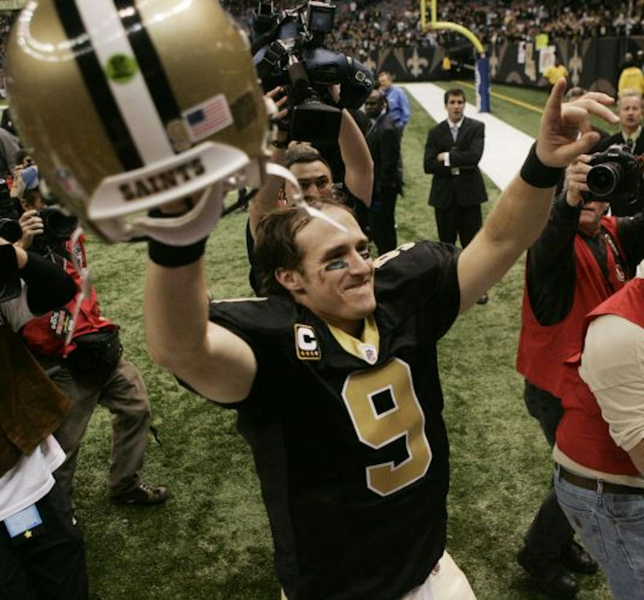 New Orleans Saints Drew Brees celebrates after beating New England 38-17 to remain undefeated at 11-0.