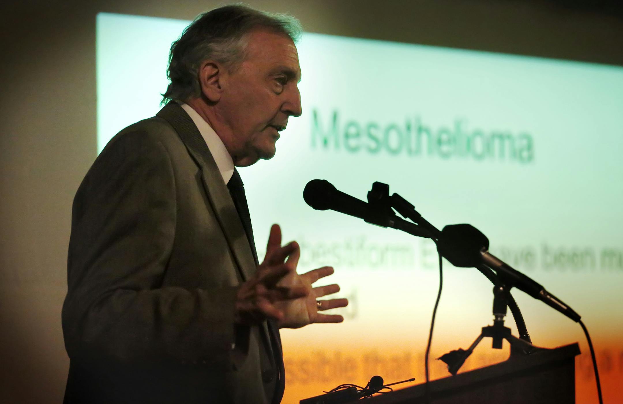 Dr. Jeffrey Mandel, a University of Minnesota physician and epidemiologist and principal investigator presents the final report to a crowd gathered at the Hibbing Memorial Building Monday evening. ] University of Minnesota researchers released the final report on a $5M multi-year study of taconite dust and mesothelioma, a deadly cancer that has stricken more than 80 iron miners over 20 years. BRIAN PETERSON &#x201a;&#xc4;&#xa2; brian.peterson@startribune.com Hibbing, MN 12/01/14