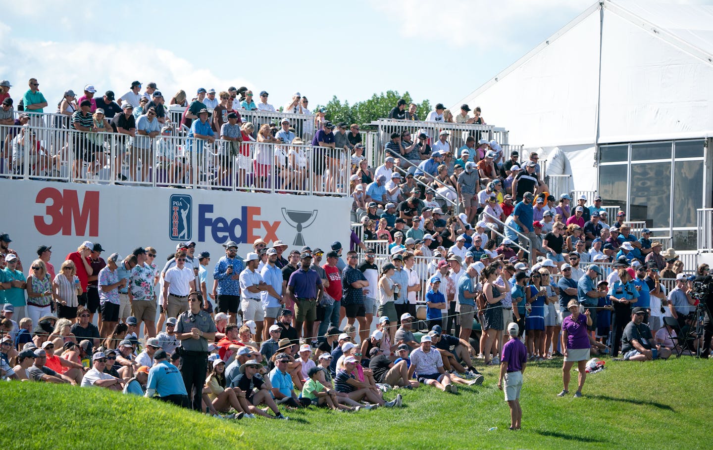 The gallery watches the 18th hole during the final day of the 3M Open Sunday, July 24, 2022 at the Tournament Players Club in Blaine, Minn. ]