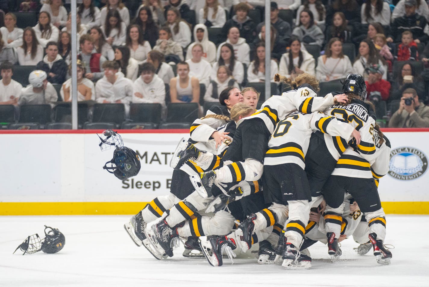 Warroad players celebrate after defeating Orono 3-1 to win the Class 1A girl's hockey championship Saturday, Feb. 25, 2023 at Xcel Energy Arena in St. Paul. ]