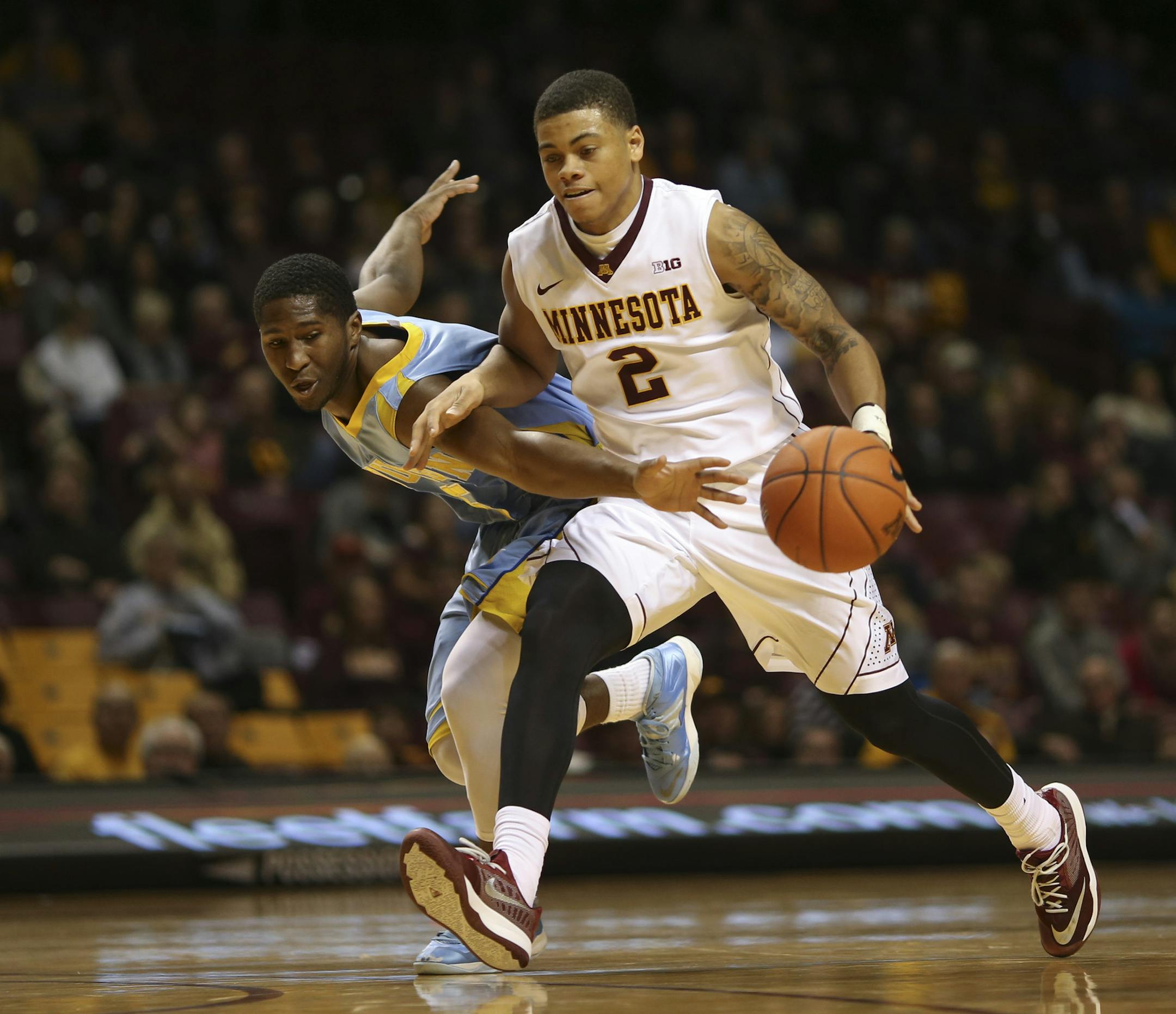 Gophers guard Nate Mason (2)