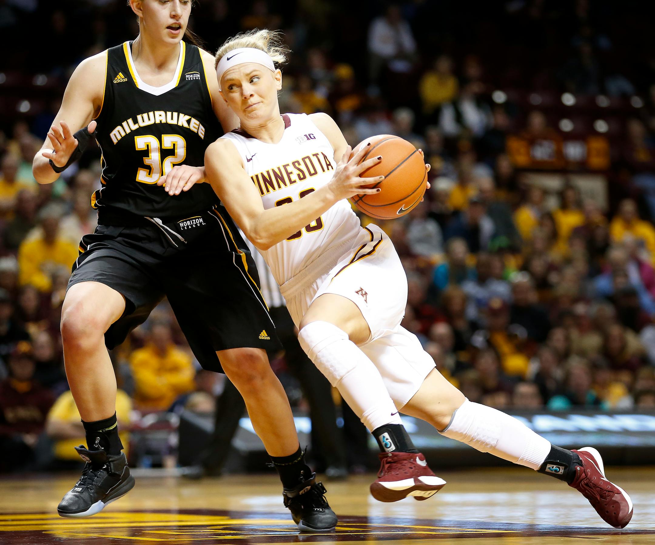 Carlie Wagner (23) was defended by Steph Kostowicz (32) in the fourth quarter.