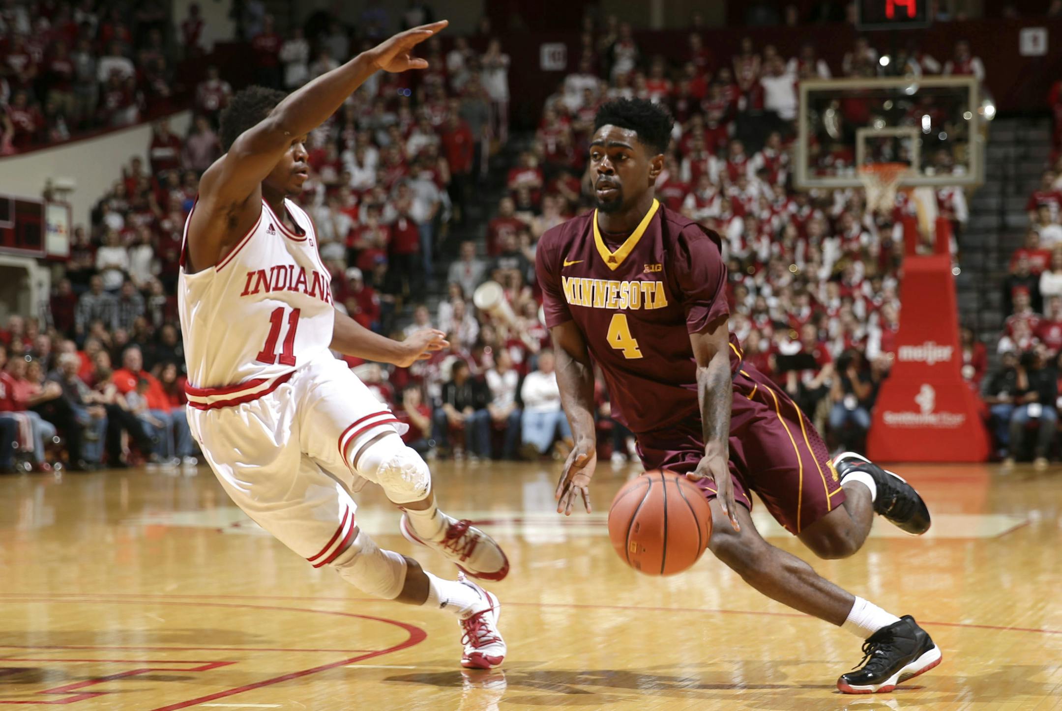 Gophers guard Kevin Dorsey, right.