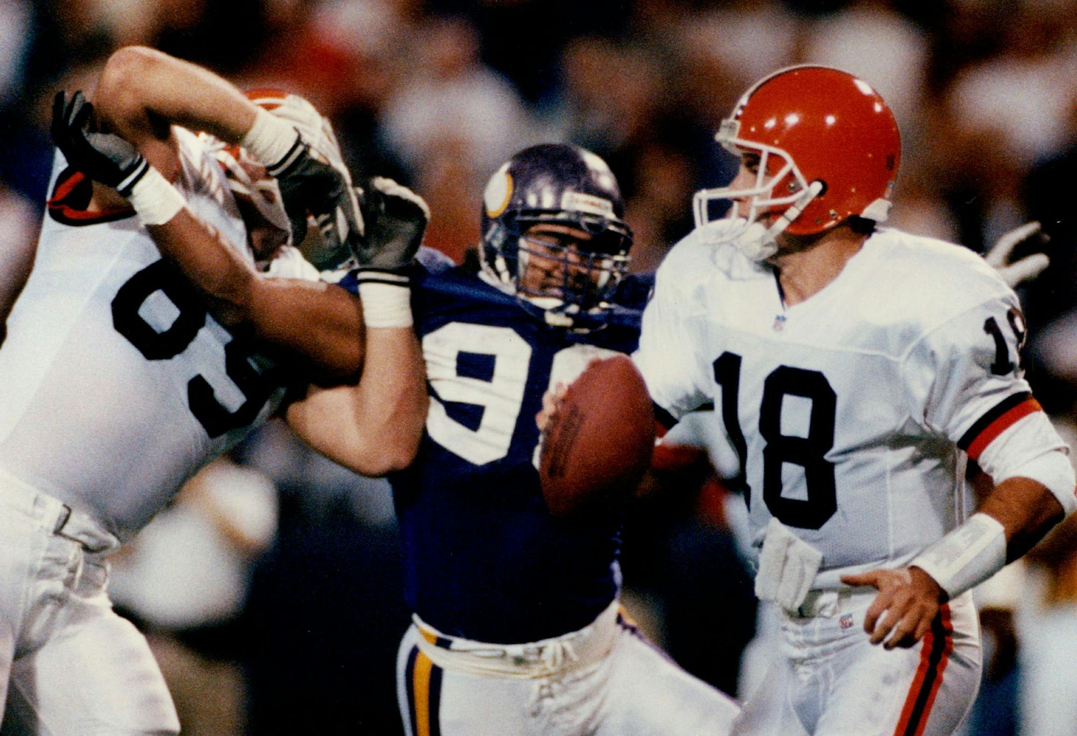 November 23, 1992: Cleveland's Dan Fike tried to hold off Vikings defensive end Al Noga as he zeroed in on quarterback Mike Tomczak in the first quarter.