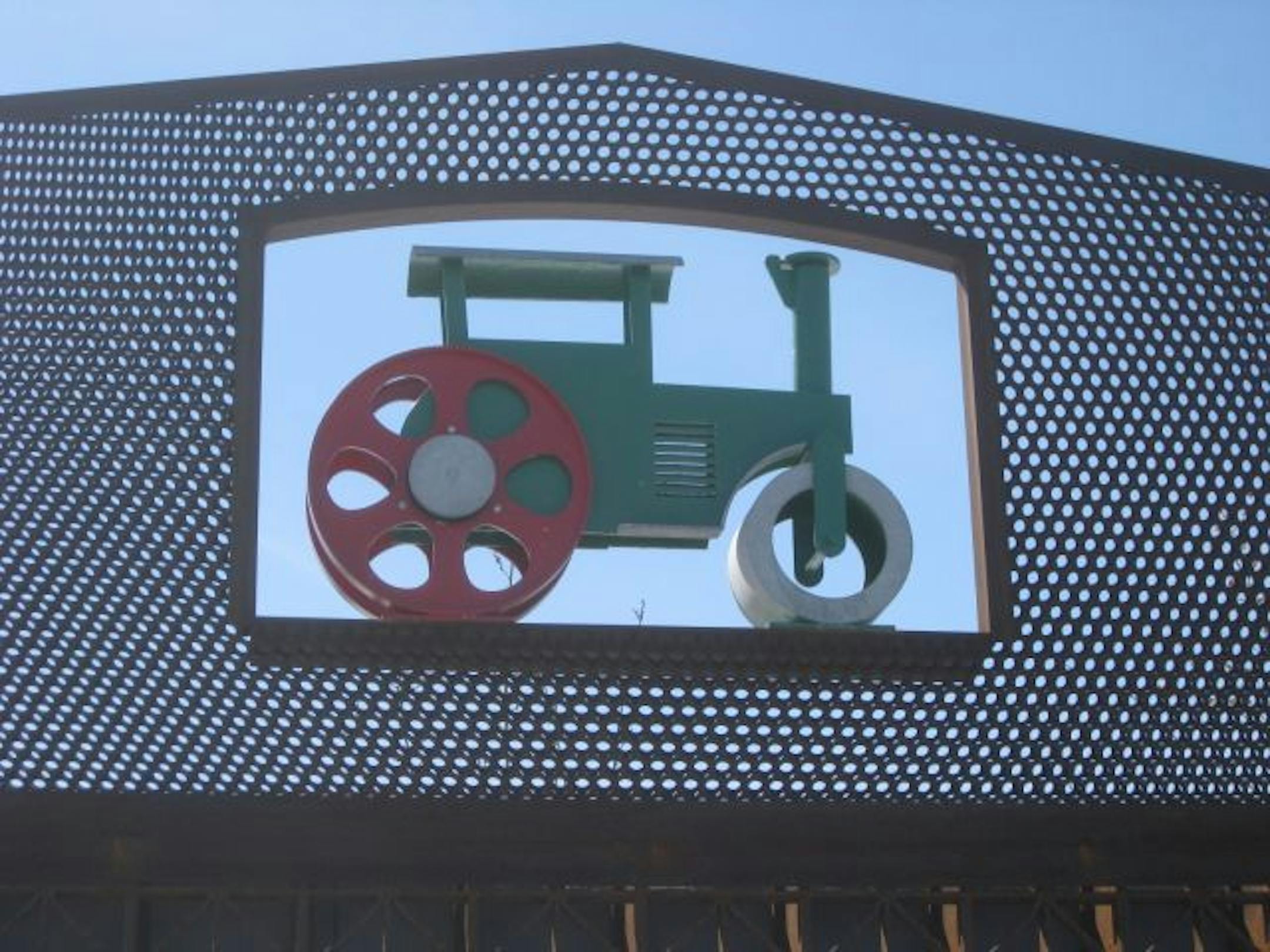 Detail from the fencing around the new Hiawathapublic works facility in Minneapolis. The grating is reused from therazed Lowry Avenue Bridge. Photo by Steve Brandt