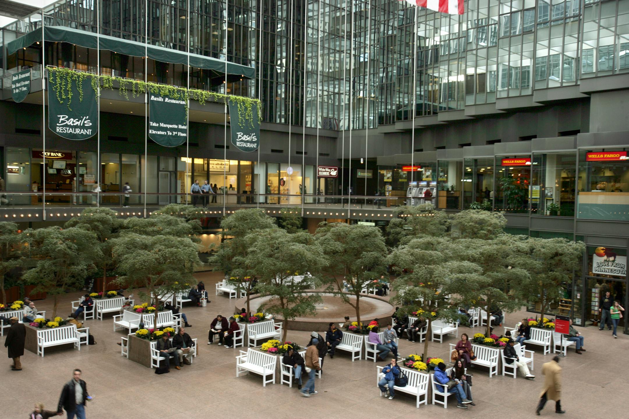 joel koyama�jkoyama@startribune.com 00007163a idsxxxx ] Crystal Court on a cold afternoon in the IDS Center, Minneapolis, MN.