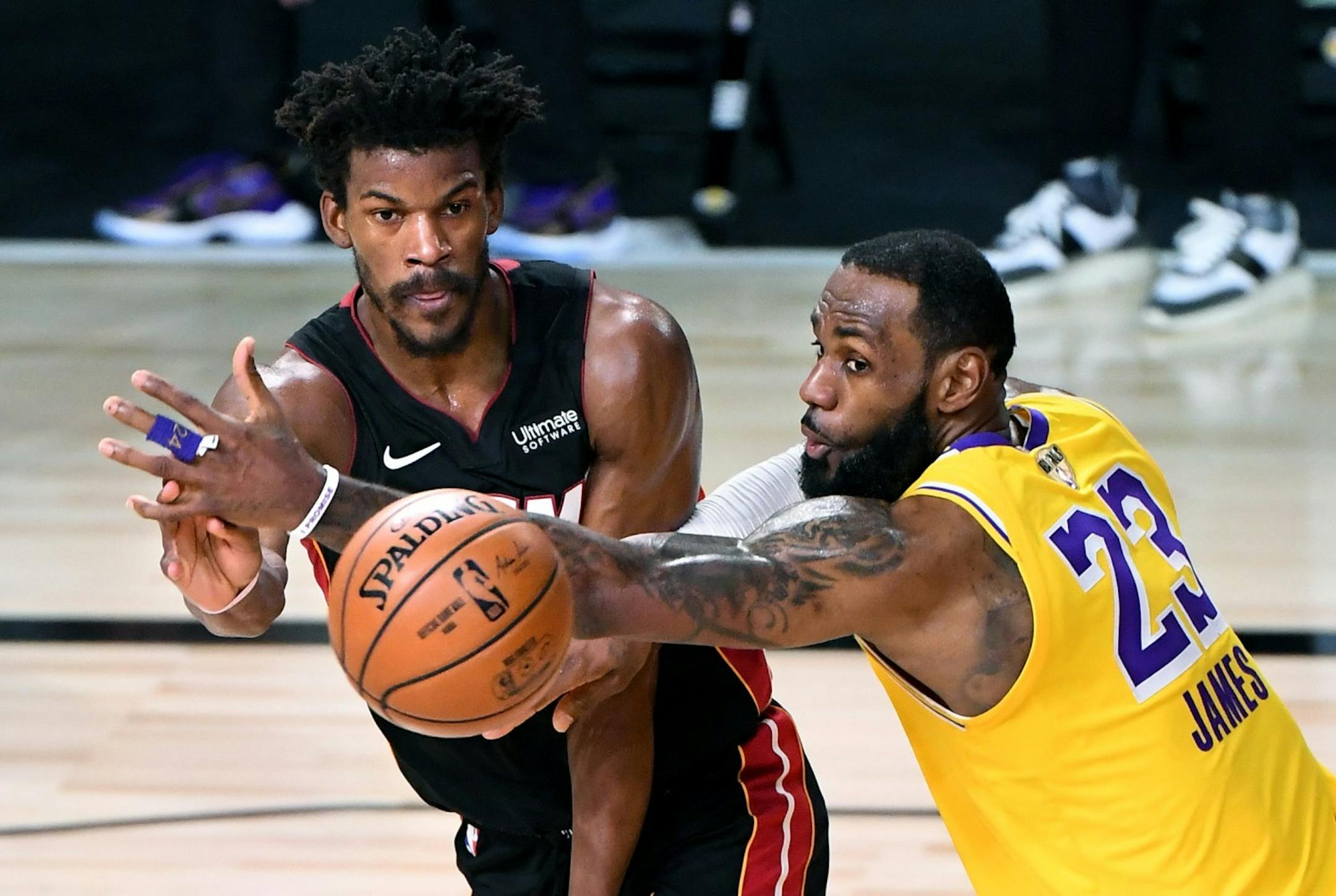 ORLANDO, FLORIDA OCTOBER 6, 2020-Lakers LeBron James tries to break up a pass from Heat's Jimmy Butler in the 4th quarter in Game 4 of the NBA FInals in Orlando. (Wally Skalij/Los Angeles Times/TNS) ORG XMIT: 1817922